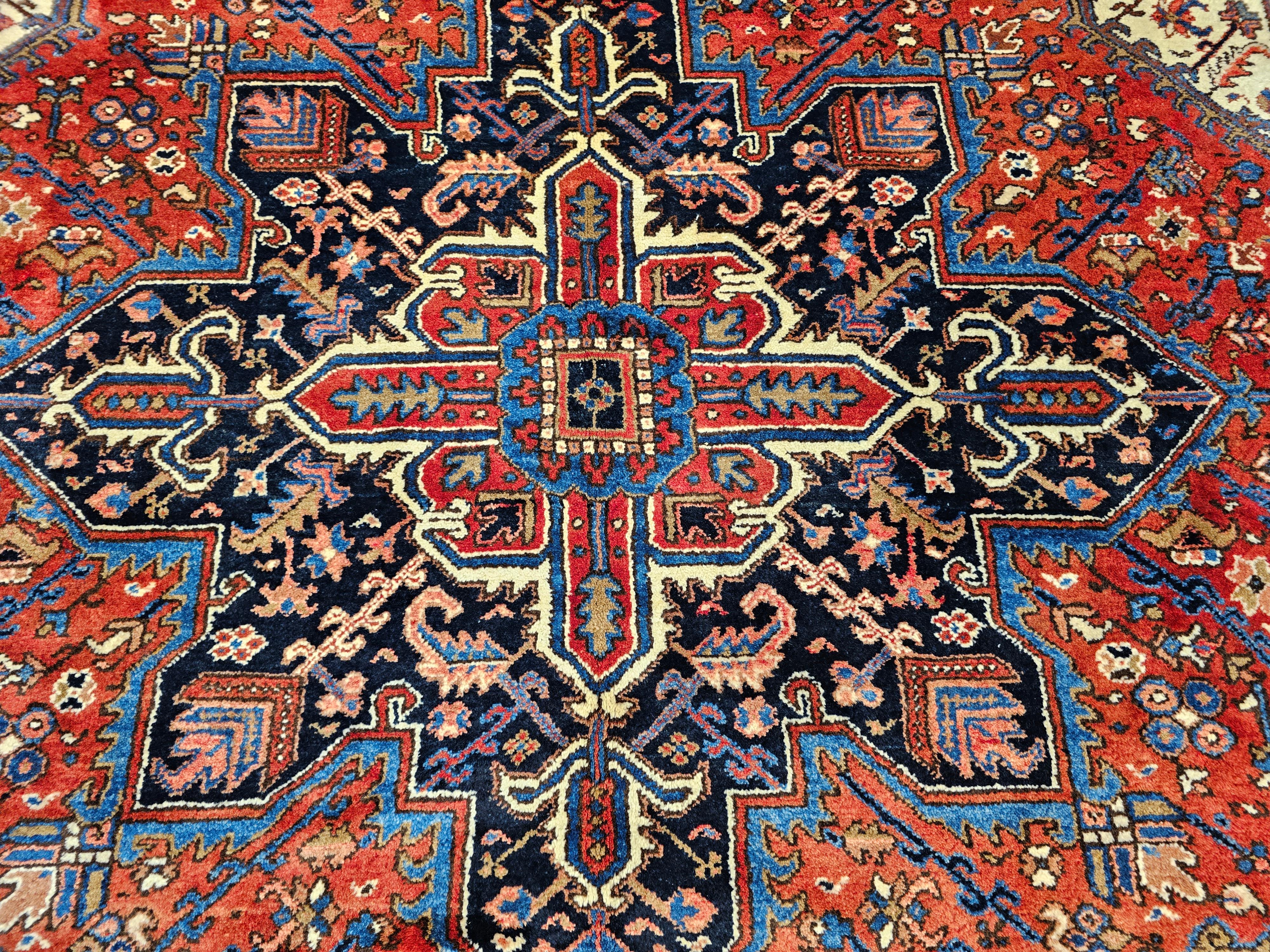 Lana Heriz persiano d'epoca con motivo geometrico in rosso mattone, navy, avorio e blu in vendita