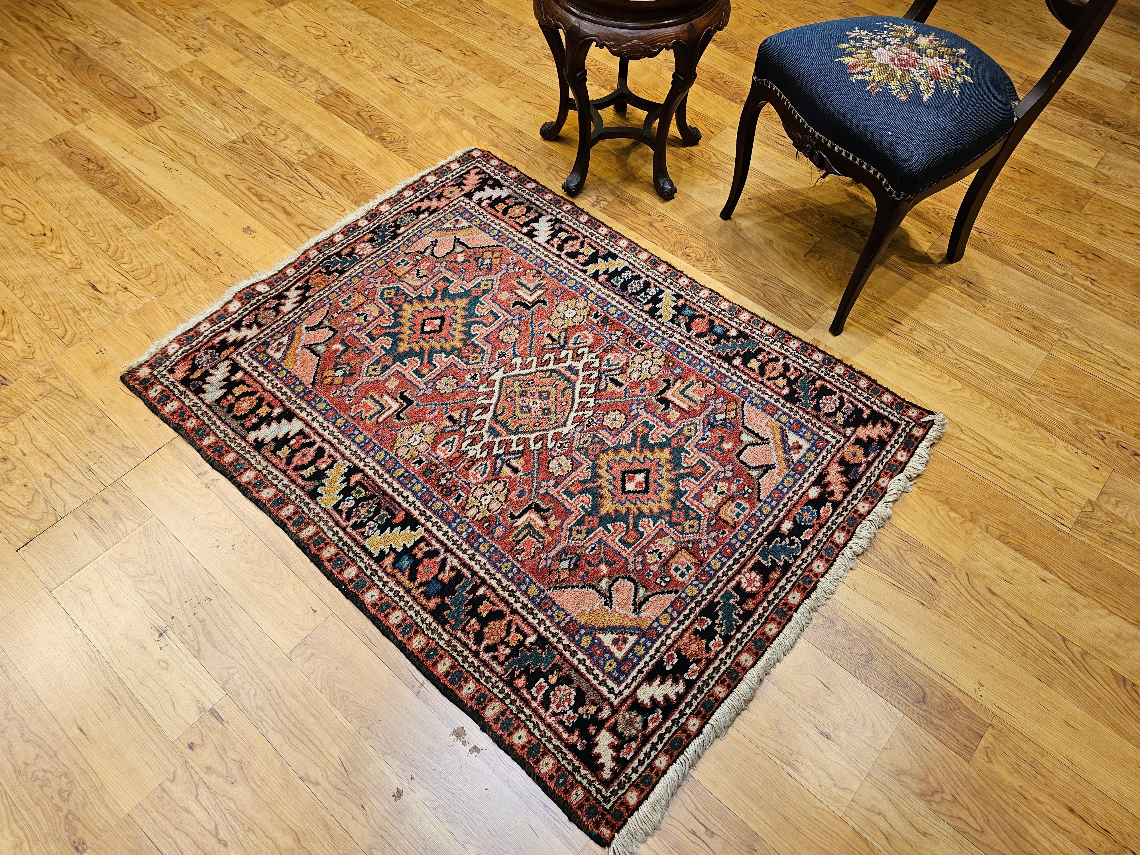 Tapis persan Heriz Karajah vintage rouge rouille, bleu marine, rose, vert, jaune en vente 5