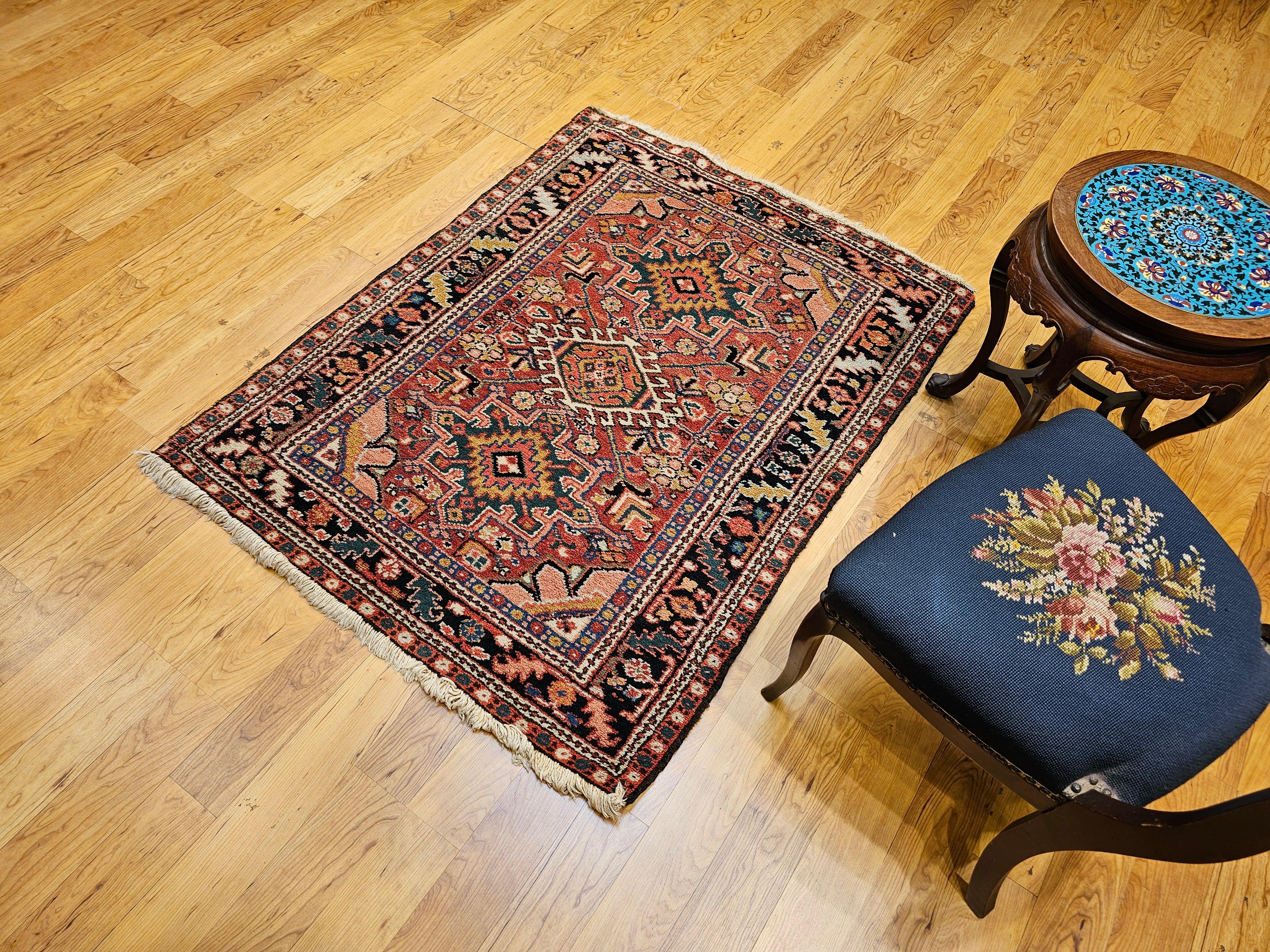 Tapis persan Heriz Karajah vintage rouge rouille, bleu marine, rose, vert, jaune en vente 7