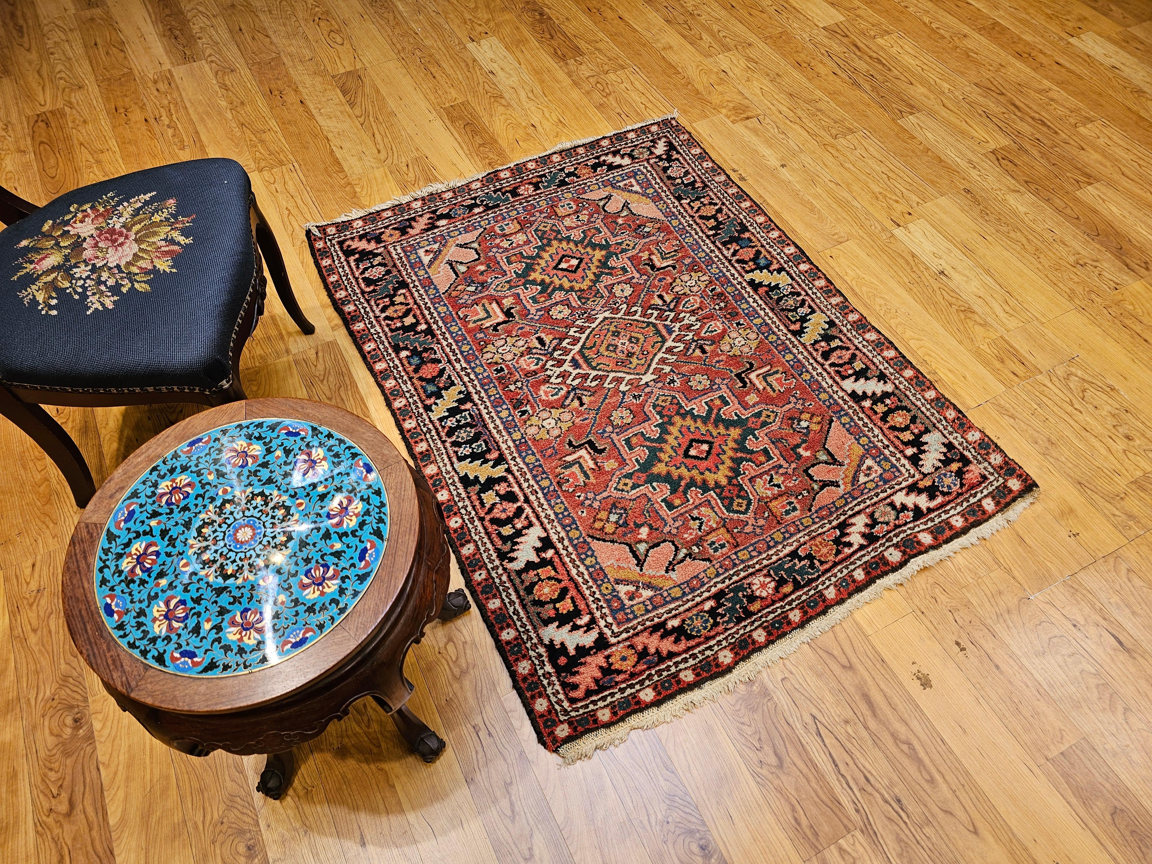 Tapis persan Heriz Karajah vintage rouge rouille, bleu marine, rose, vert, jaune en vente 8