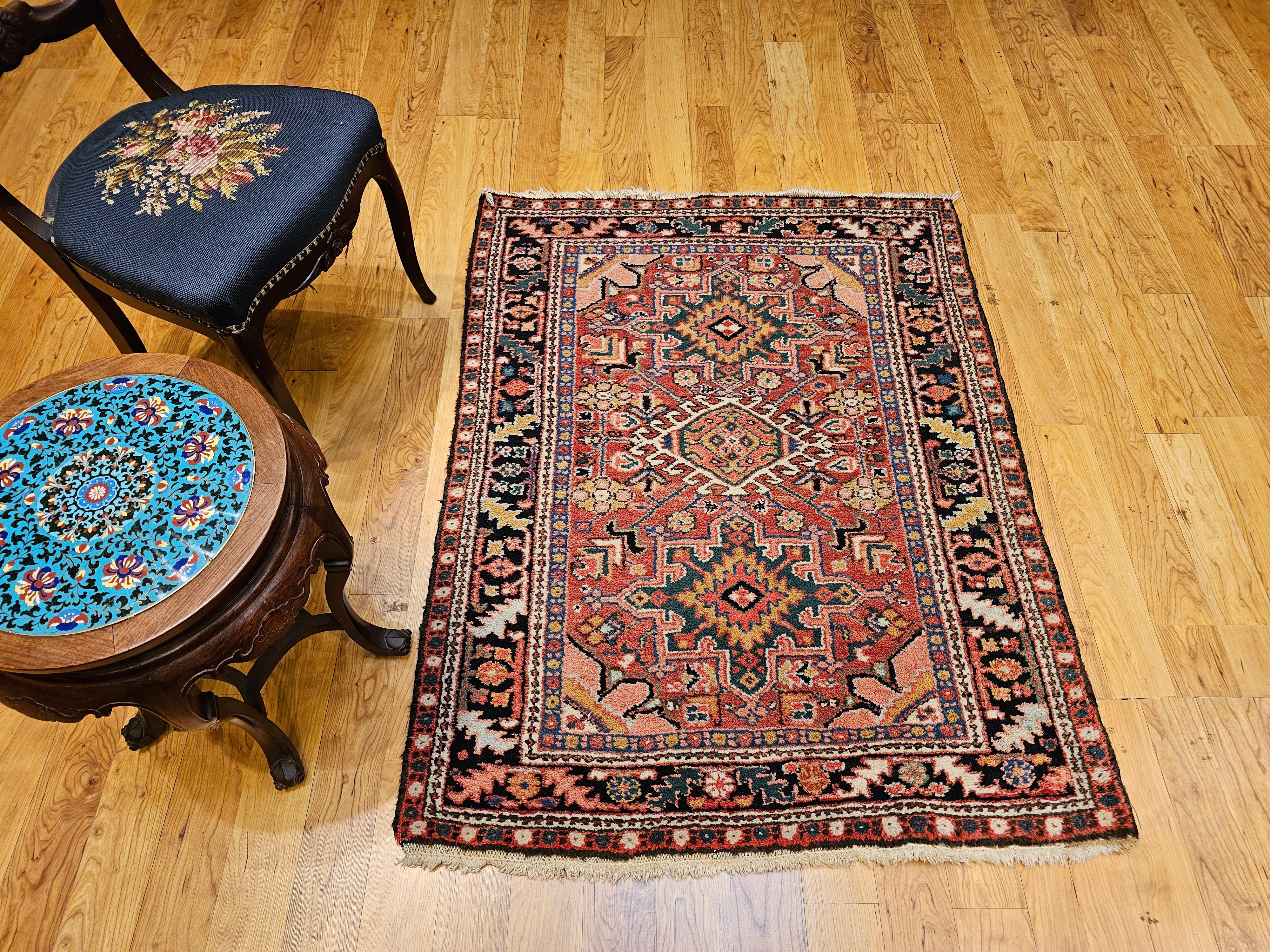 Tapis persan Heriz Karajah vintage rouge rouille, bleu marine, rose, vert, jaune en vente 9