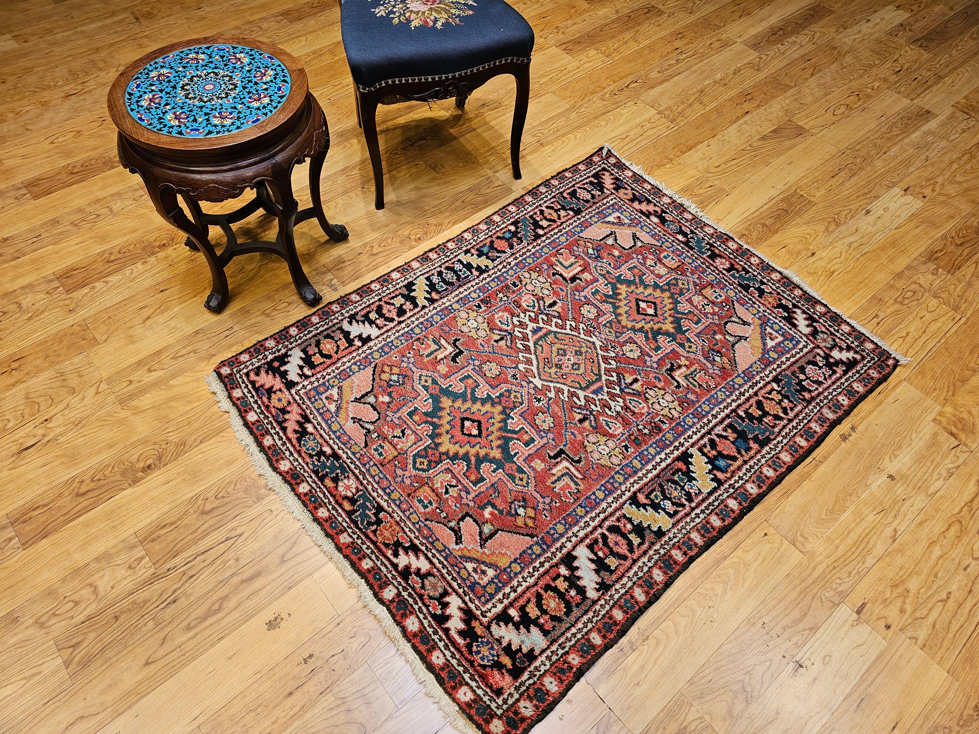 Tapis persan Heriz Karajah vintage rouge rouille, bleu marine, rose, vert, jaune en vente 10