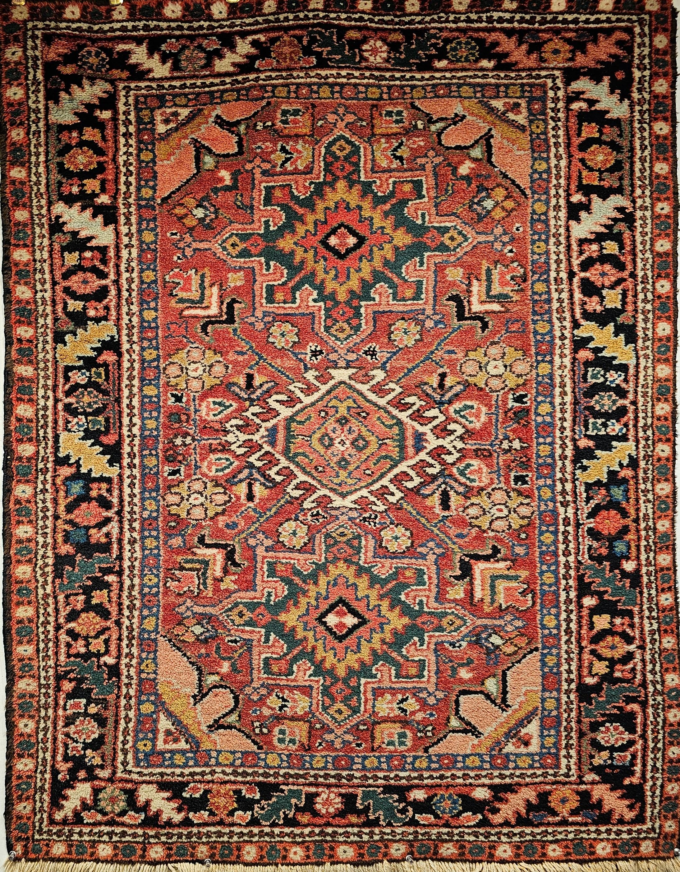 Tapis persan Heriz Karajah vintage rouge rouille, bleu marine, rose, vert, jaune en vente 13