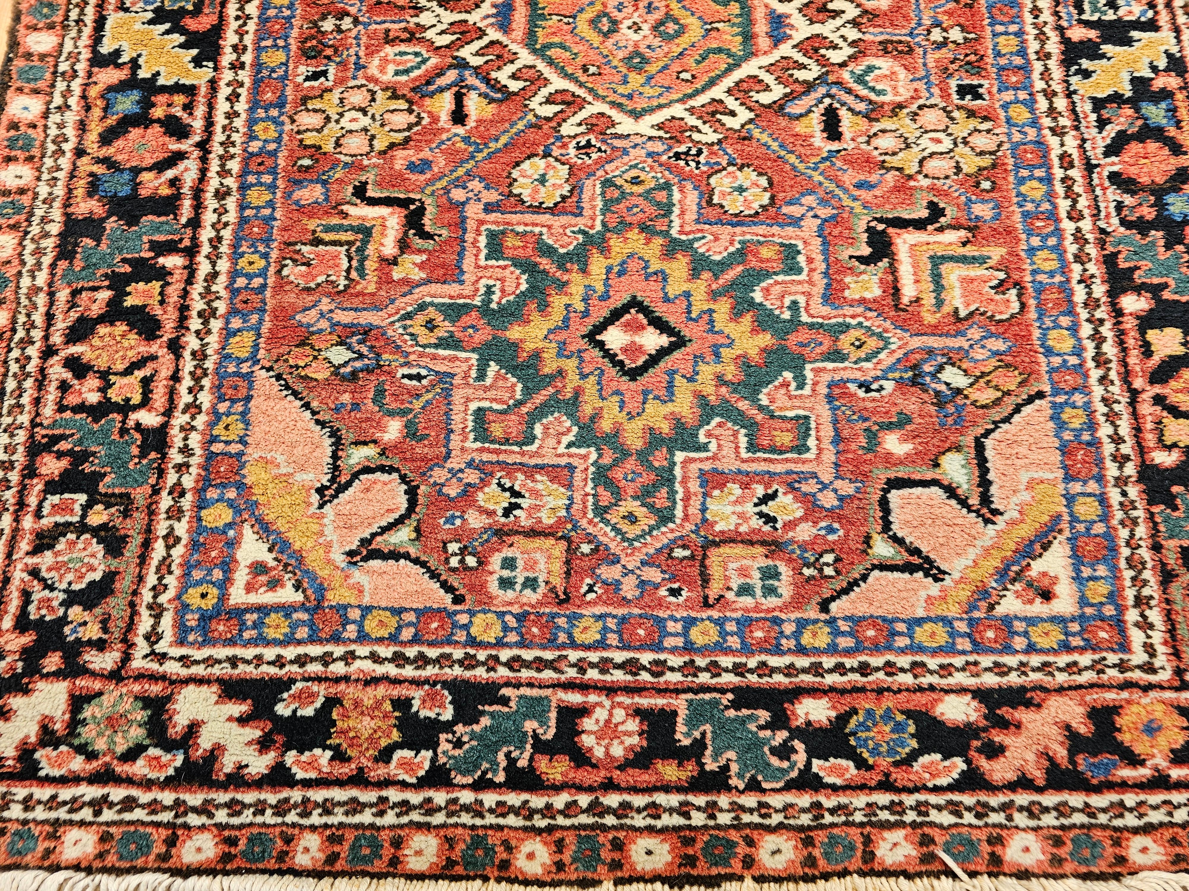 Perse Tapis persan Heriz Karajah vintage rouge rouille, bleu marine, rose, vert, jaune en vente