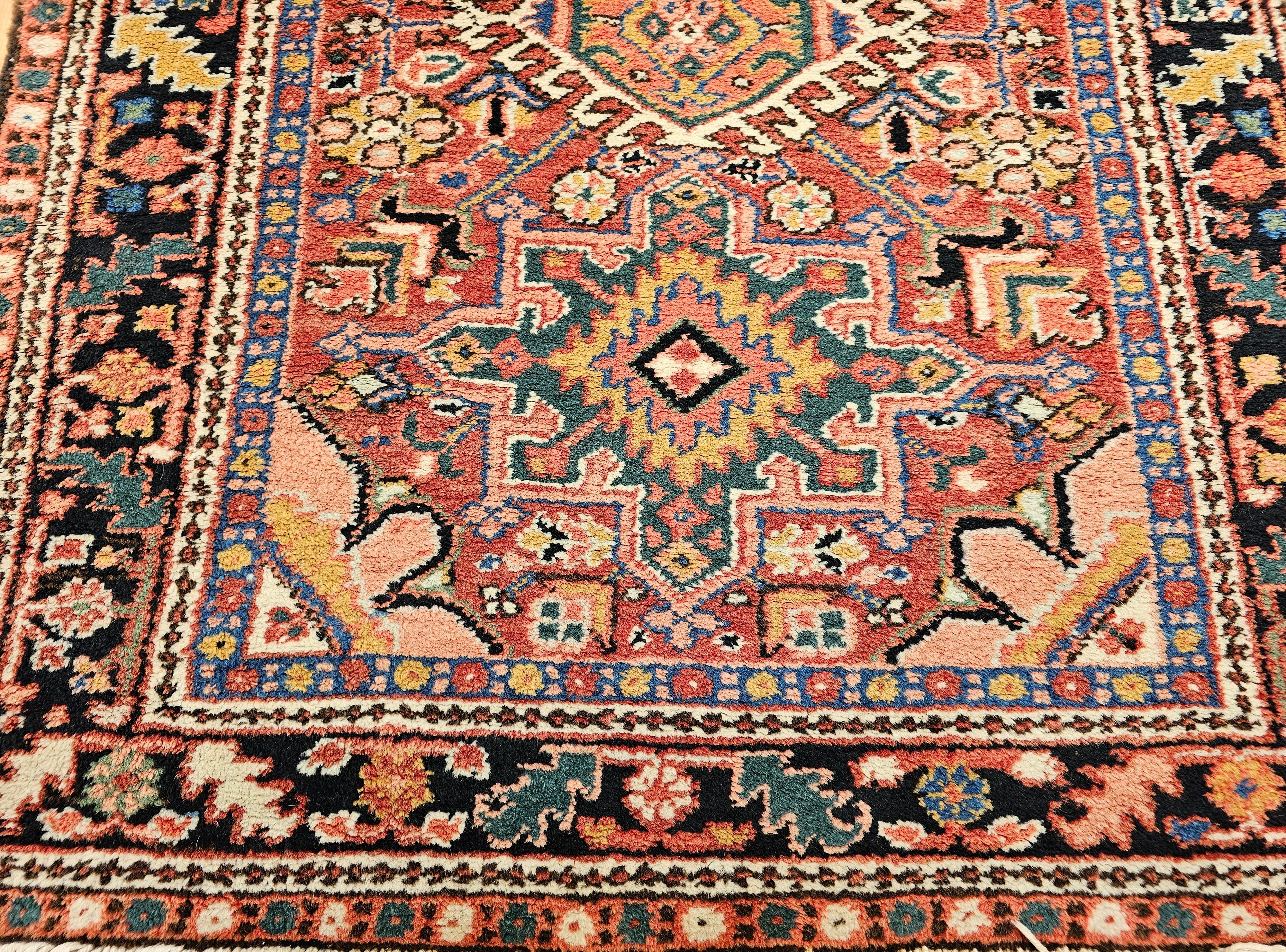 Teinture végétale Tapis persan Heriz Karajah vintage rouge rouille, bleu marine, rose, vert, jaune en vente