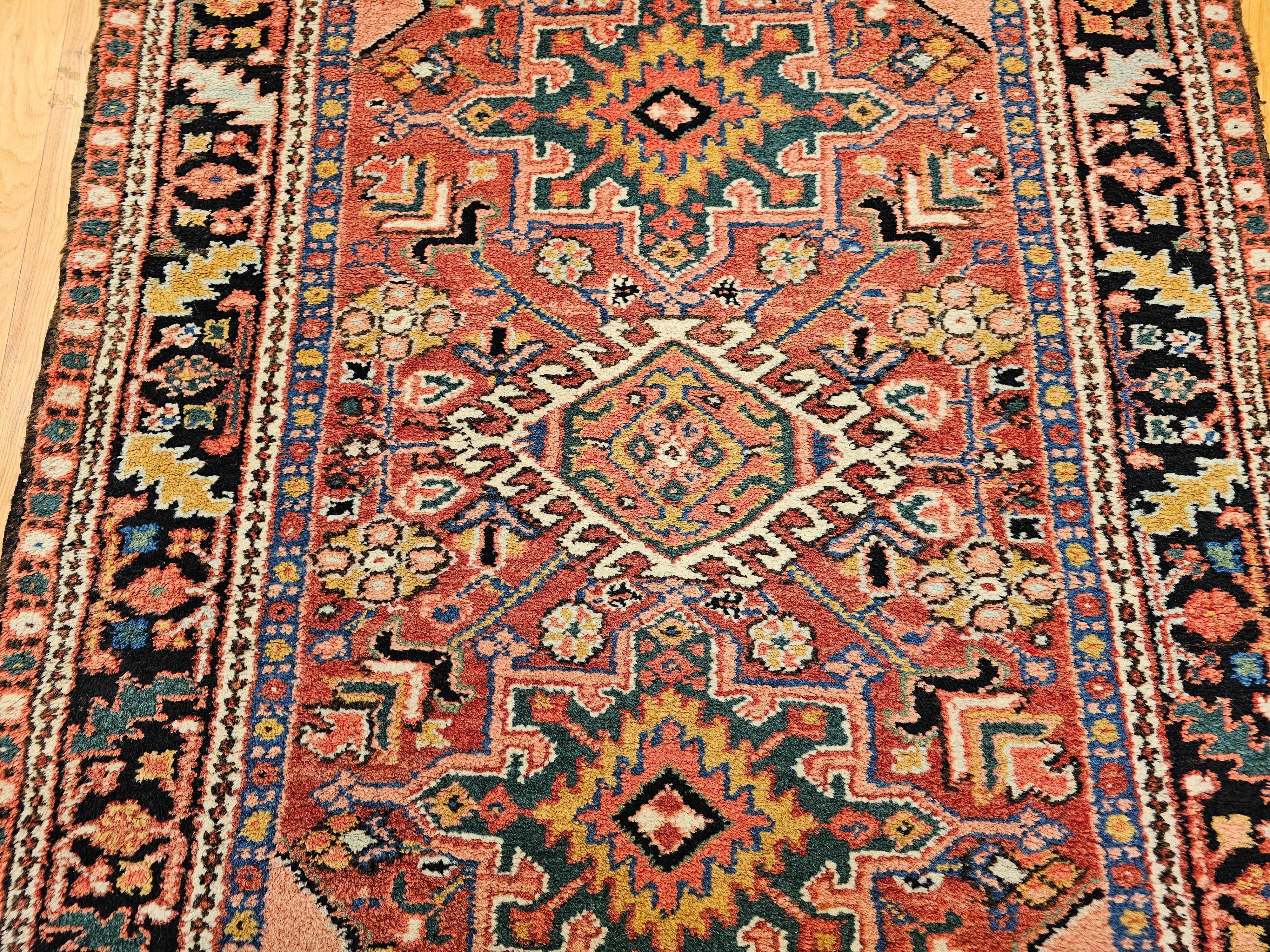Tapis persan Heriz Karajah vintage rouge rouille, bleu marine, rose, vert, jaune Bon état - En vente à Barrington, IL