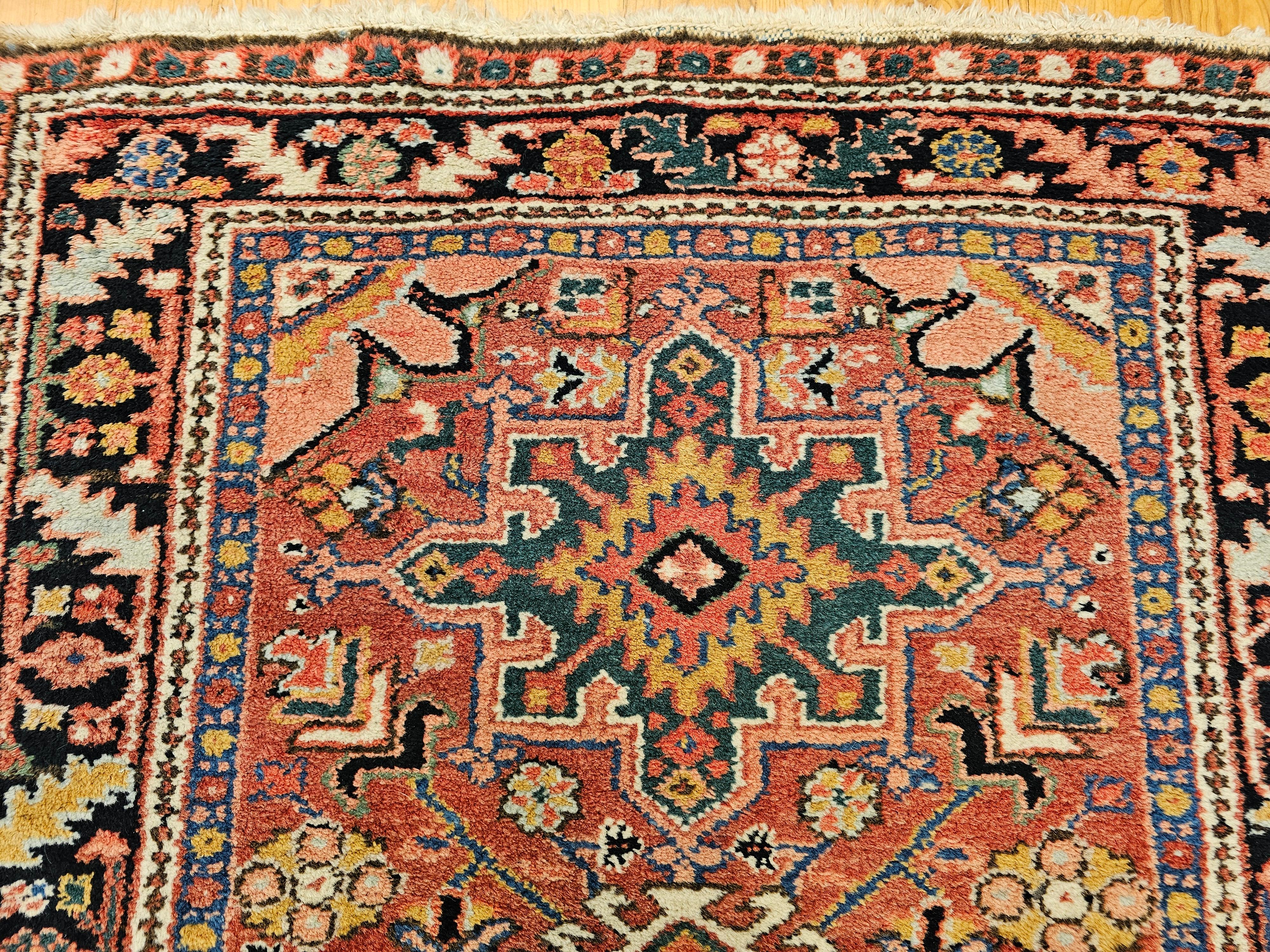 20ième siècle Tapis persan Heriz Karajah vintage rouge rouille, bleu marine, rose, vert, jaune en vente