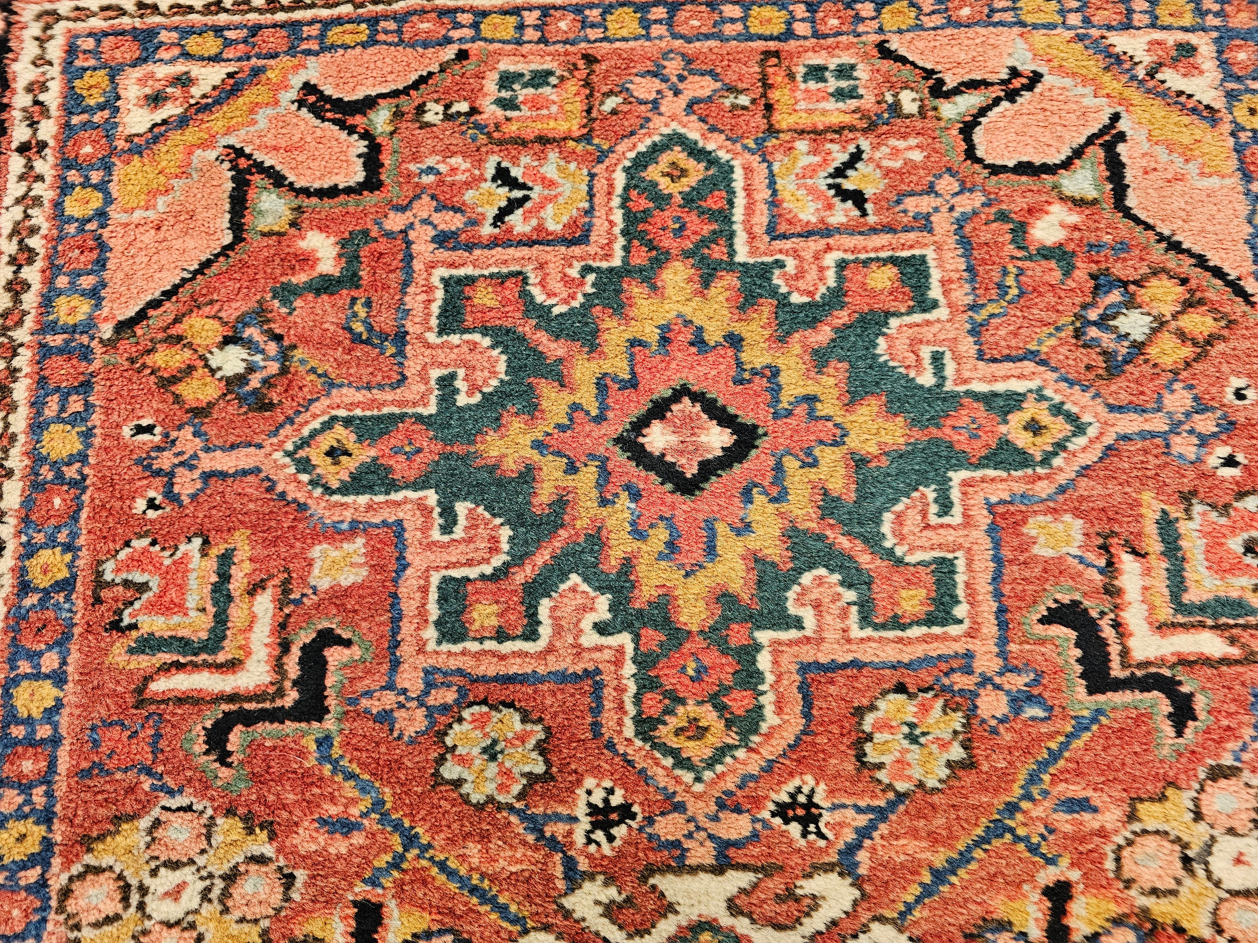 Laine Tapis persan Heriz Karajah vintage rouge rouille, bleu marine, rose, vert, jaune en vente