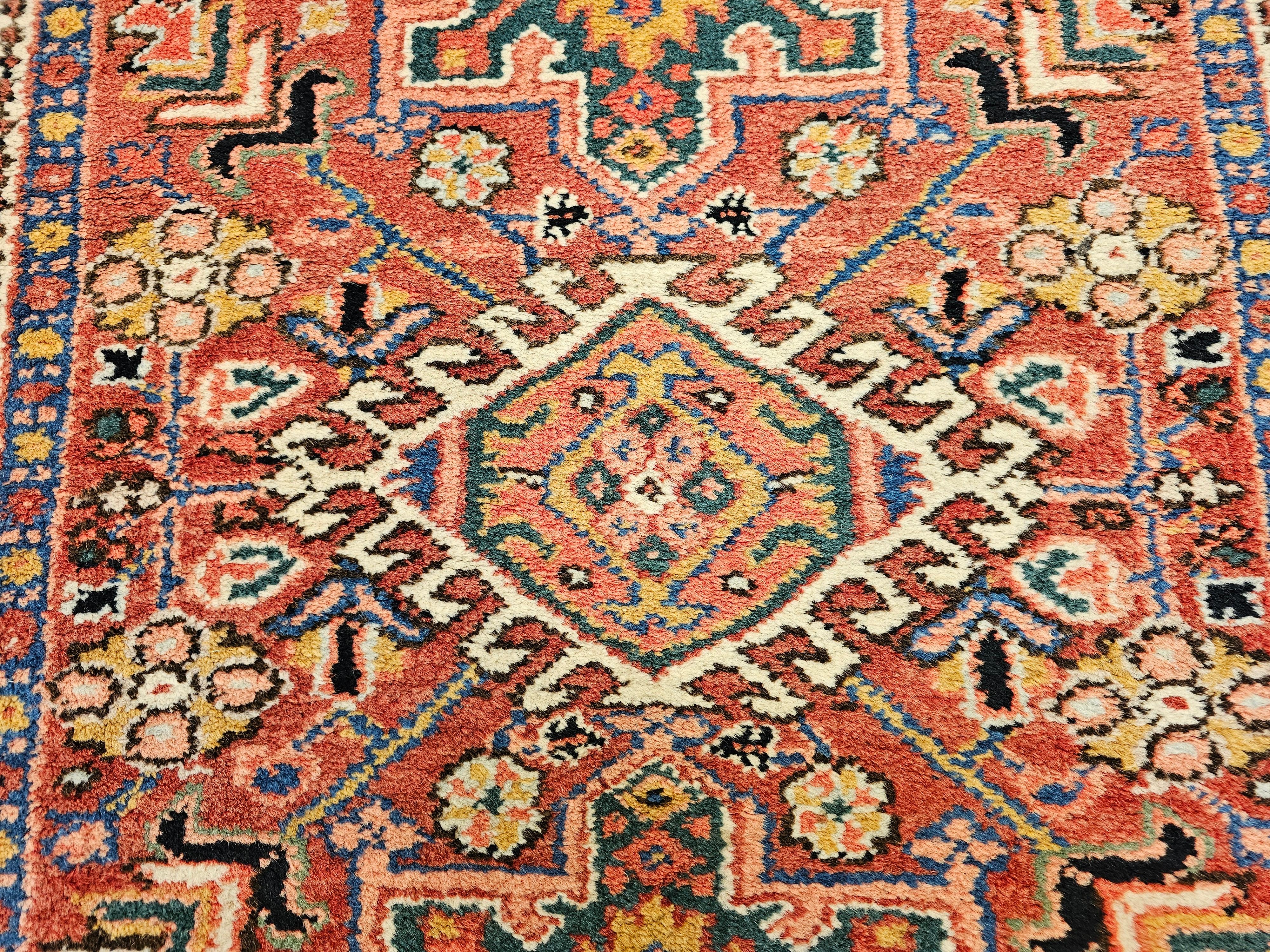 Tapis persan Heriz Karajah vintage rouge rouille, bleu marine, rose, vert, jaune en vente 1