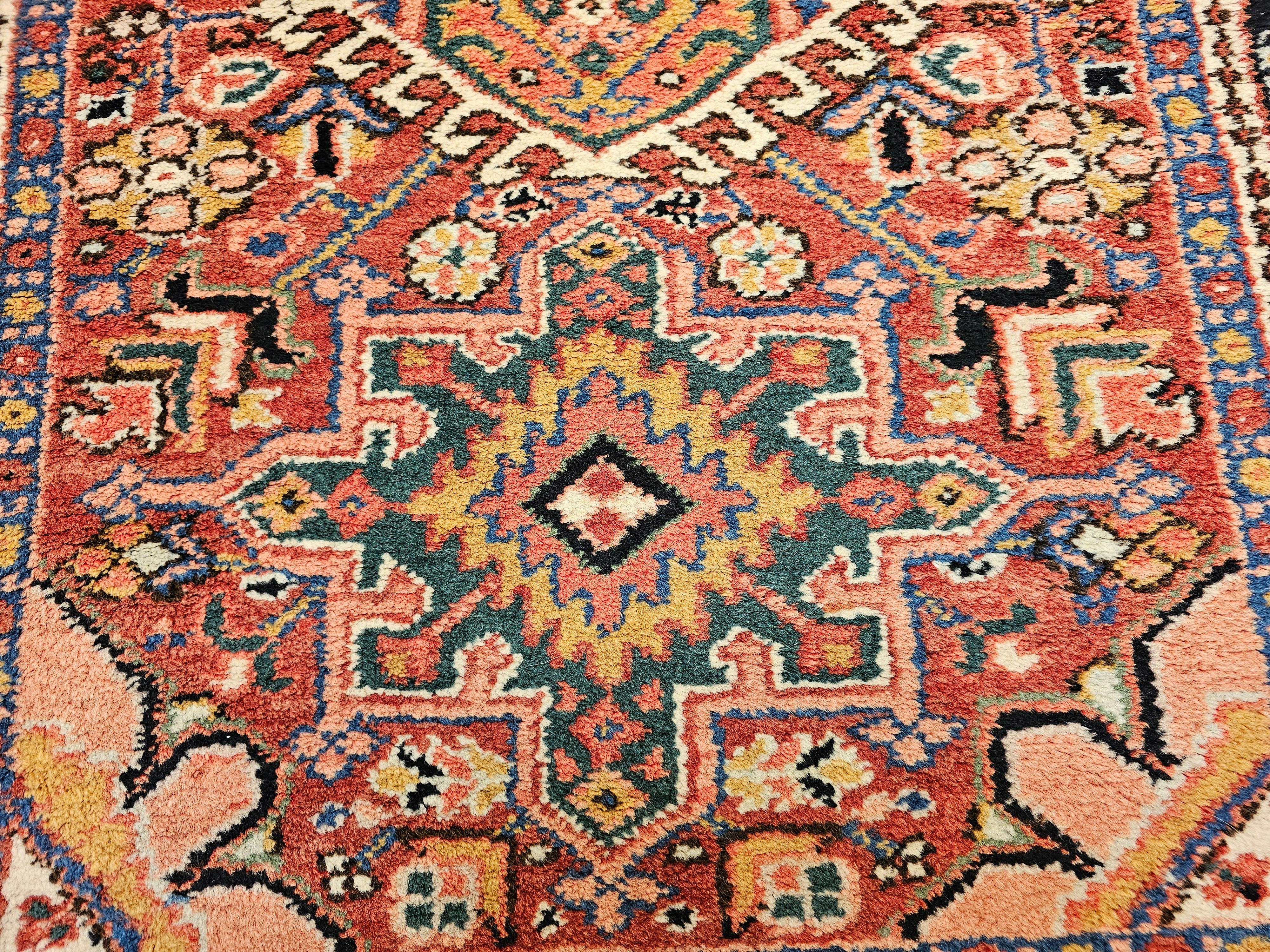 Tapis persan Heriz Karajah vintage rouge rouille, bleu marine, rose, vert, jaune en vente 2