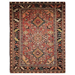Alfombra persa vintage Heriz Karajah en rojo óxido, azul marino, rosa, verde y amarillo