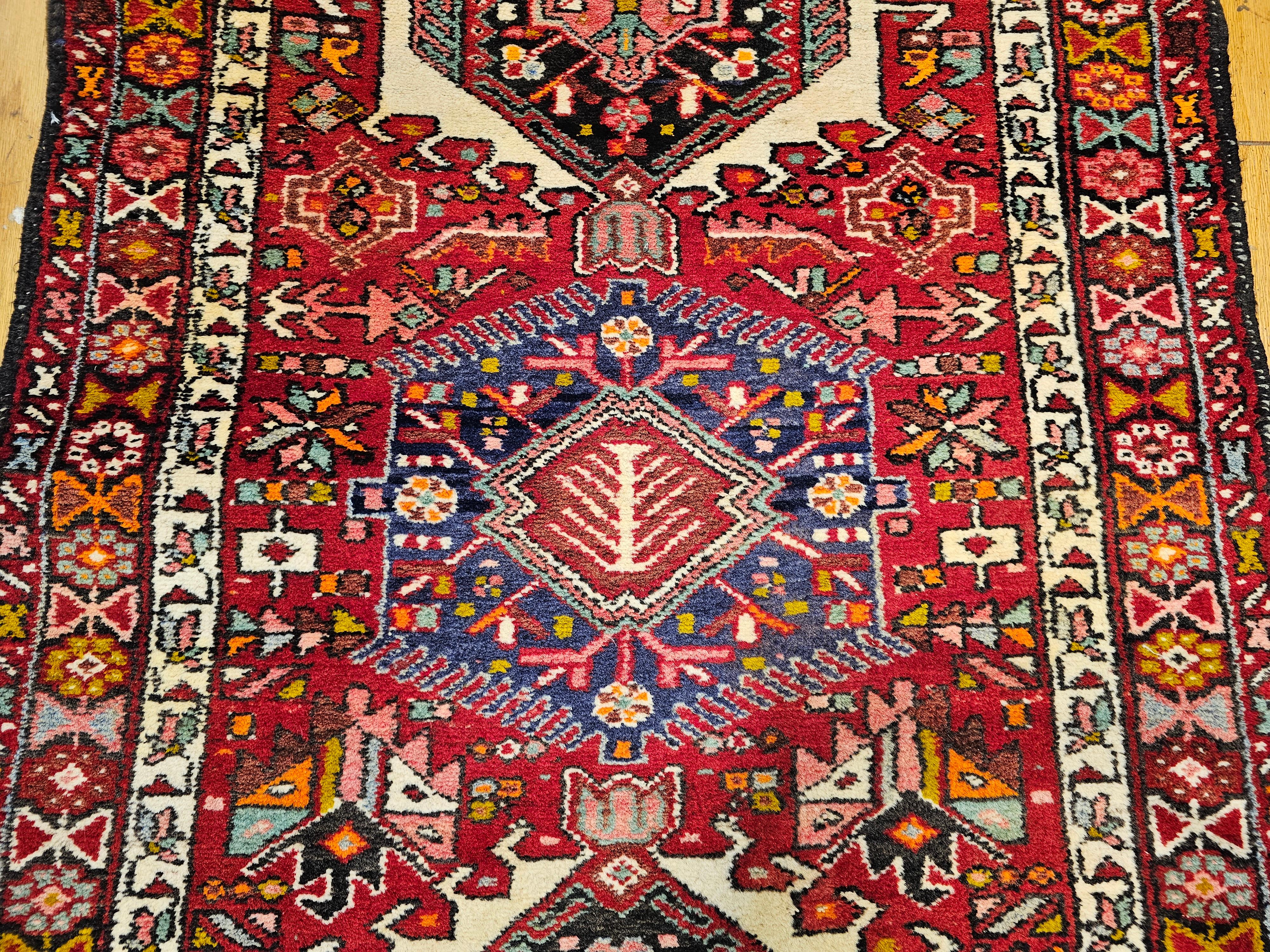Persischer Heriz Karajeh Langer und breiter Vintage-Läufer im Angebot 4