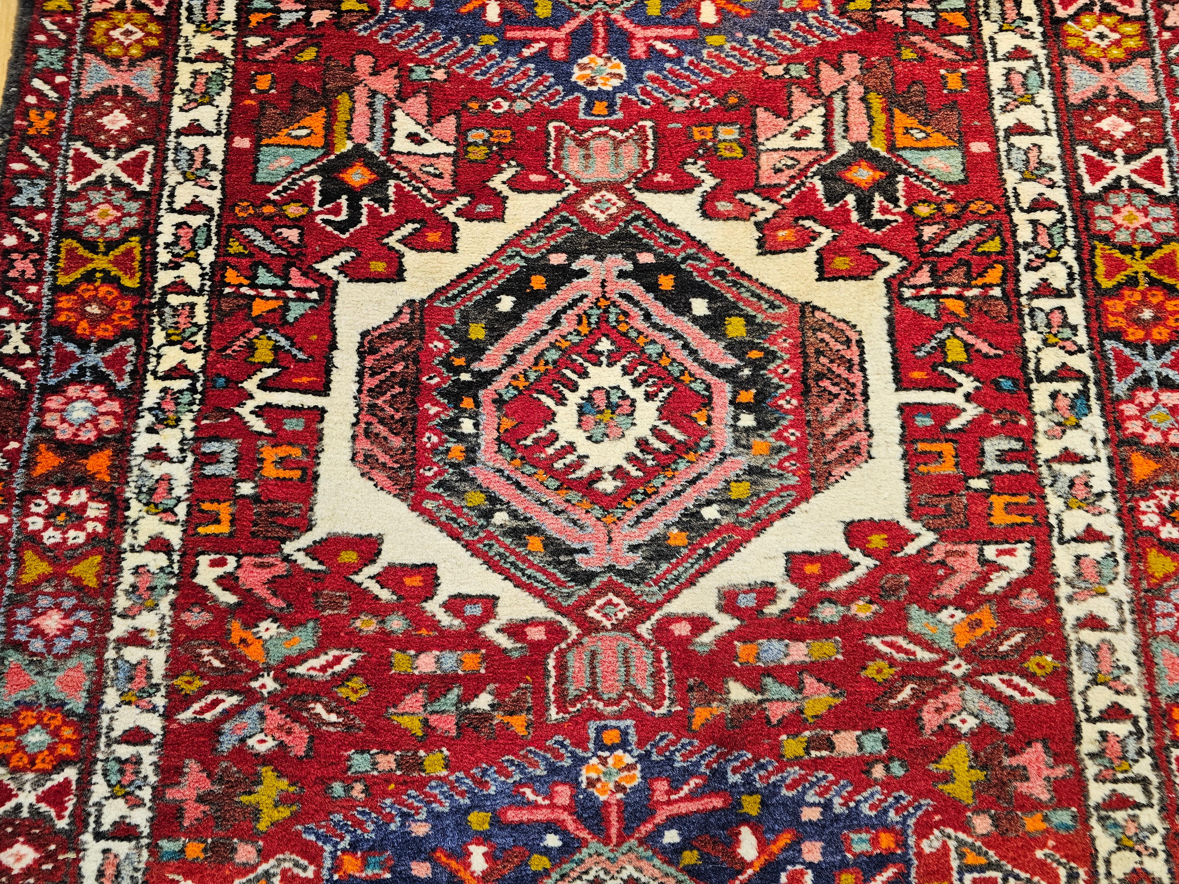 Persischer Heriz Karajeh Langer und breiter Vintage-Läufer im Angebot 5