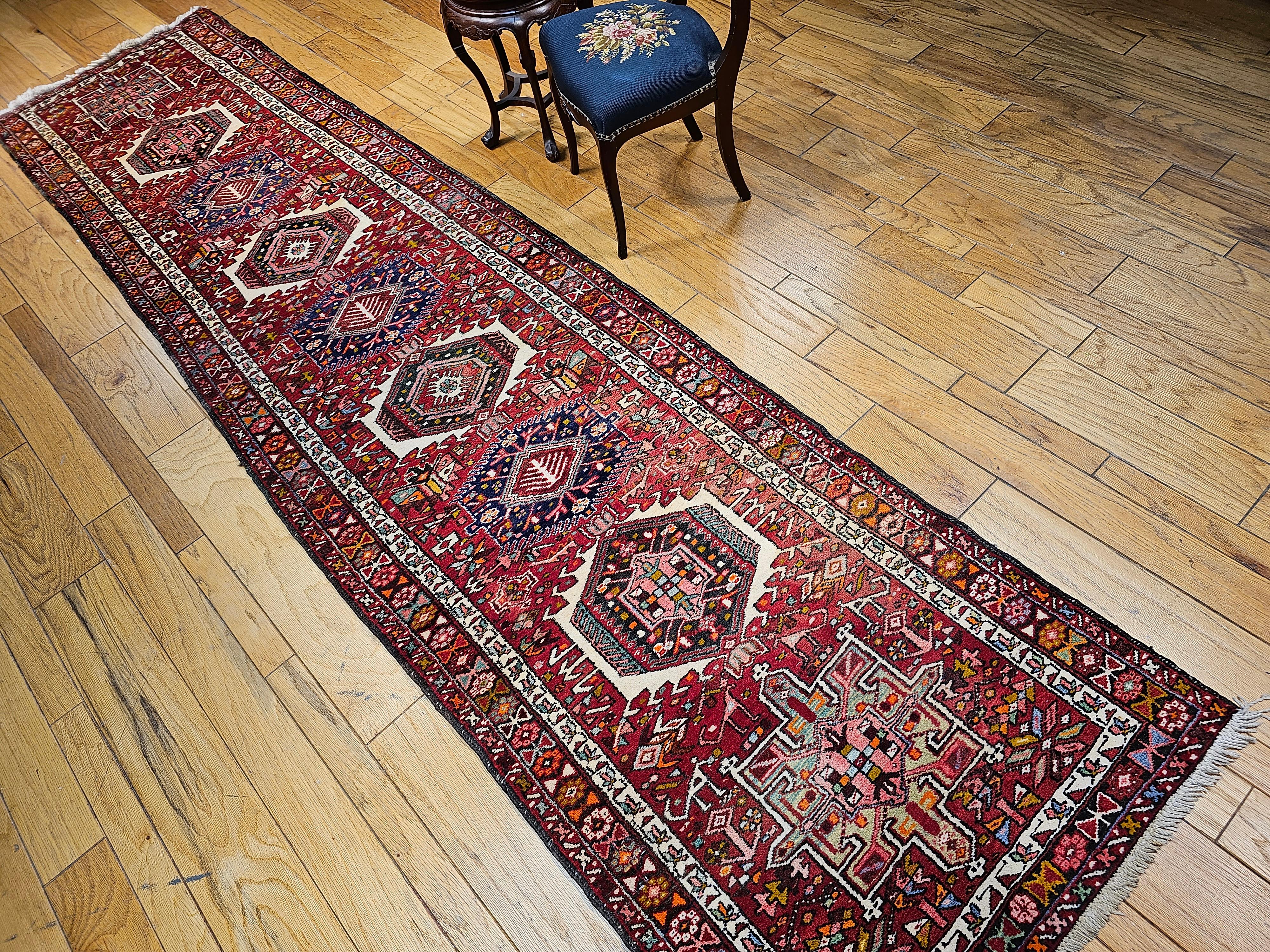 Persischer Heriz Karajeh Langer und breiter Vintage-Läufer im Angebot 8