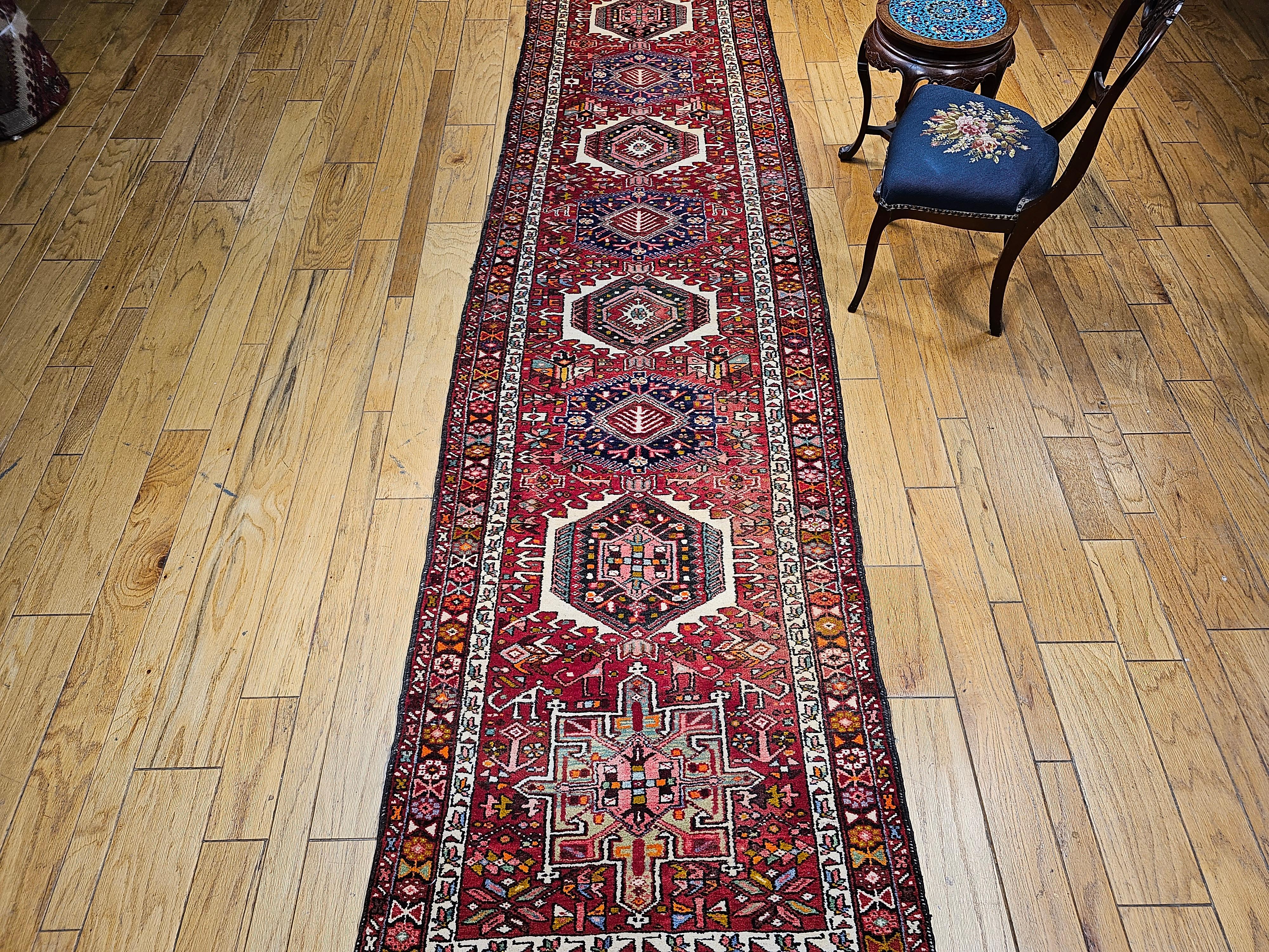 Persischer Heriz Karajeh Langer und breiter Vintage-Läufer im Angebot 9