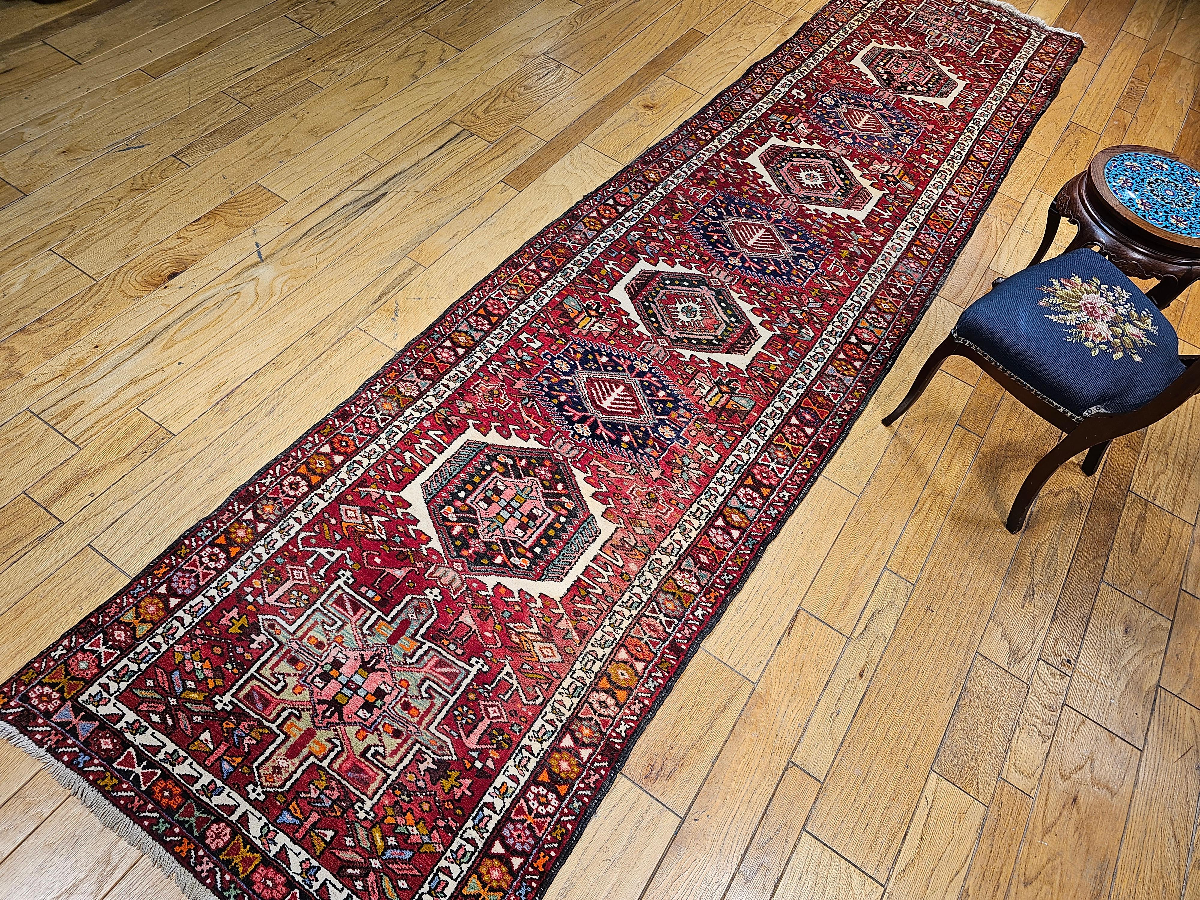 Persischer Heriz Karajeh Langer und breiter Vintage-Läufer im Angebot 10