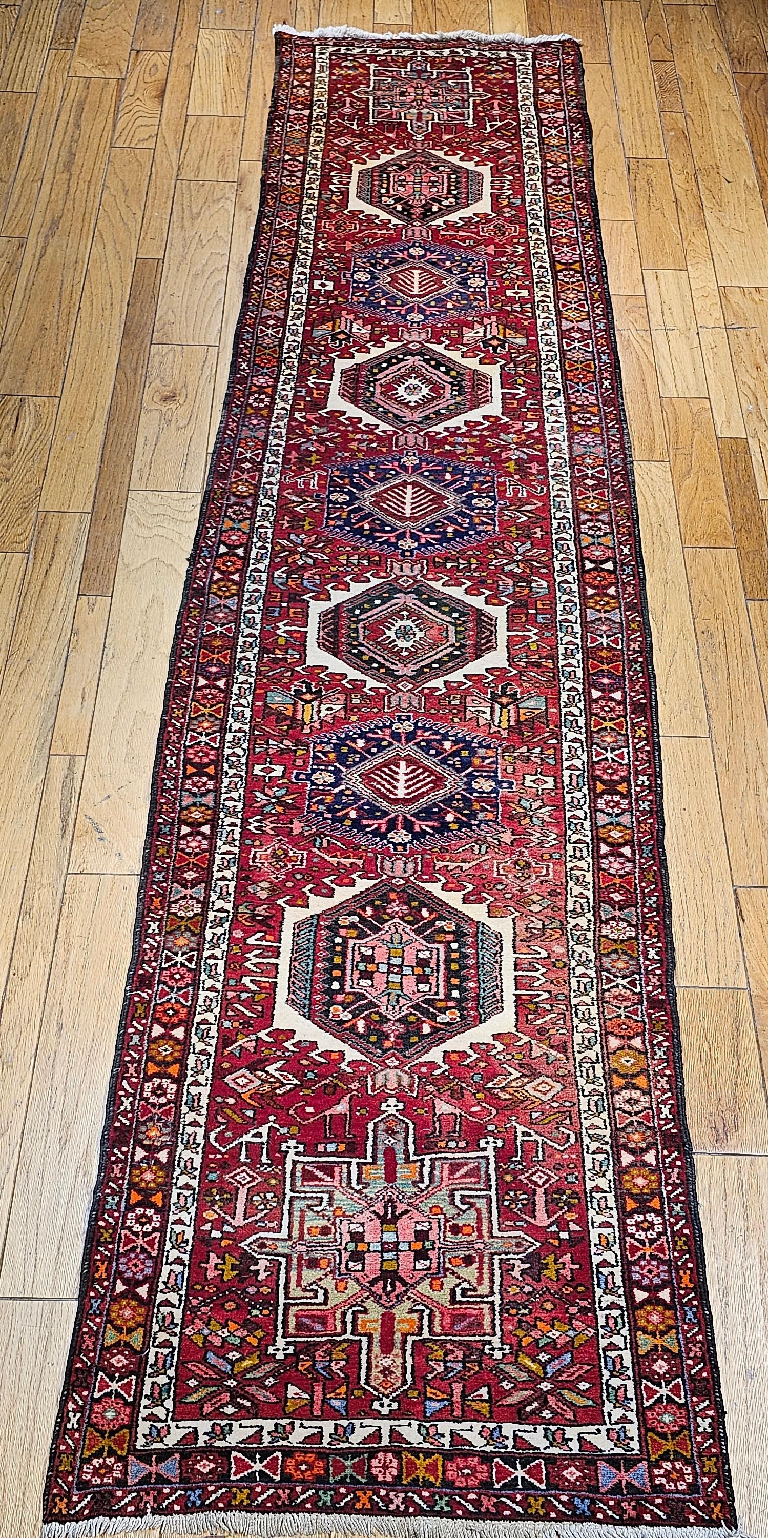 Persischer Heriz Karajeh Langer und breiter Vintage-Läufer im Angebot 11