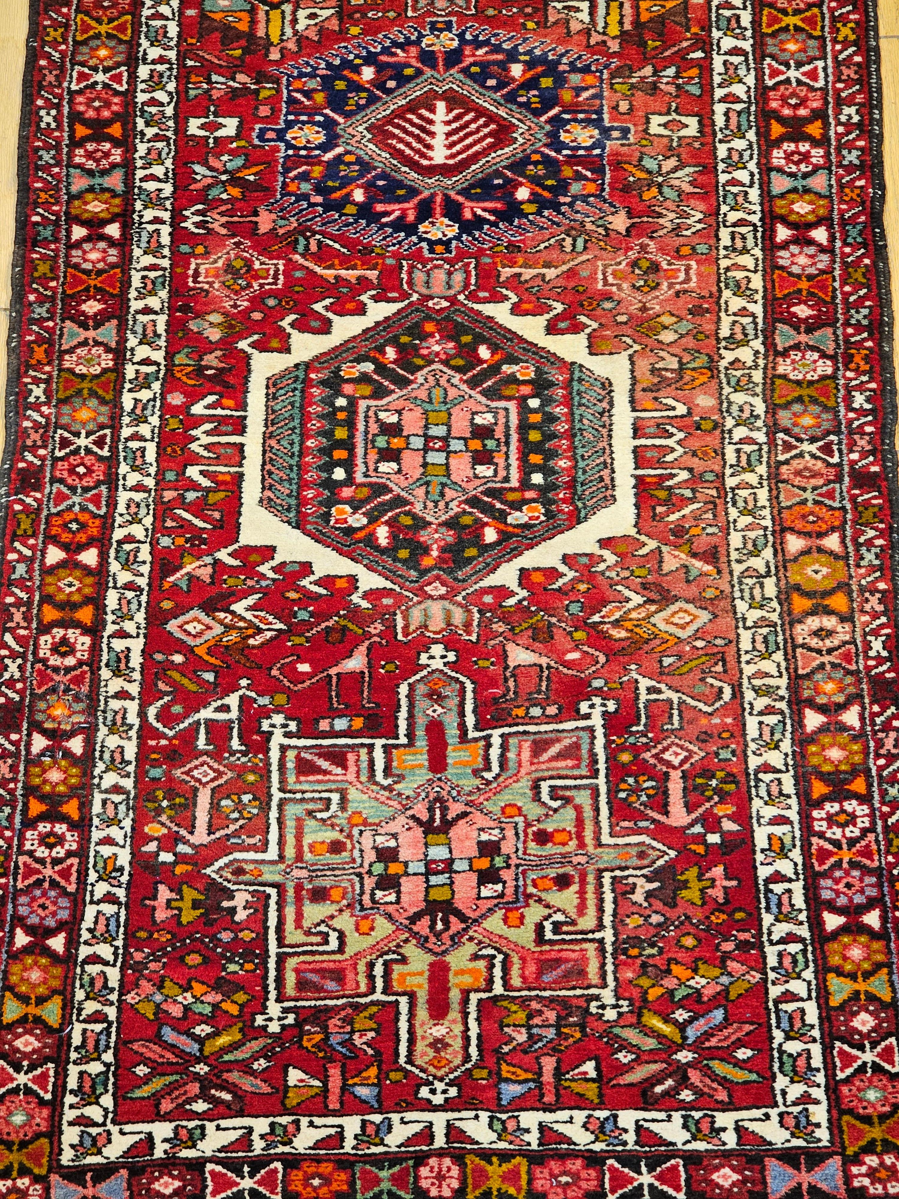 Persischer Heriz Karajeh Langer und breiter Vintage-Läufer (Wolle) im Angebot
