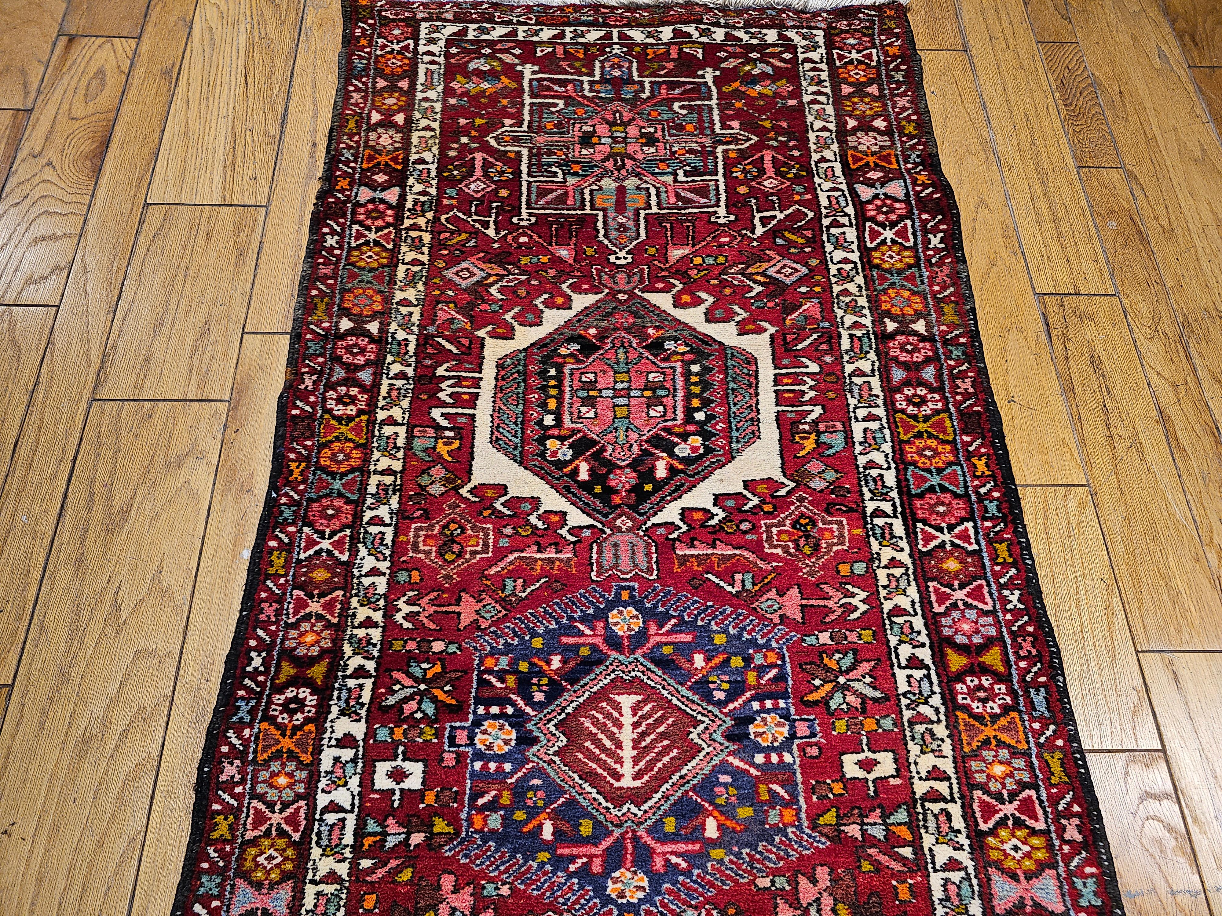 Persischer Heriz Karajeh Langer und breiter Vintage-Läufer im Angebot 1