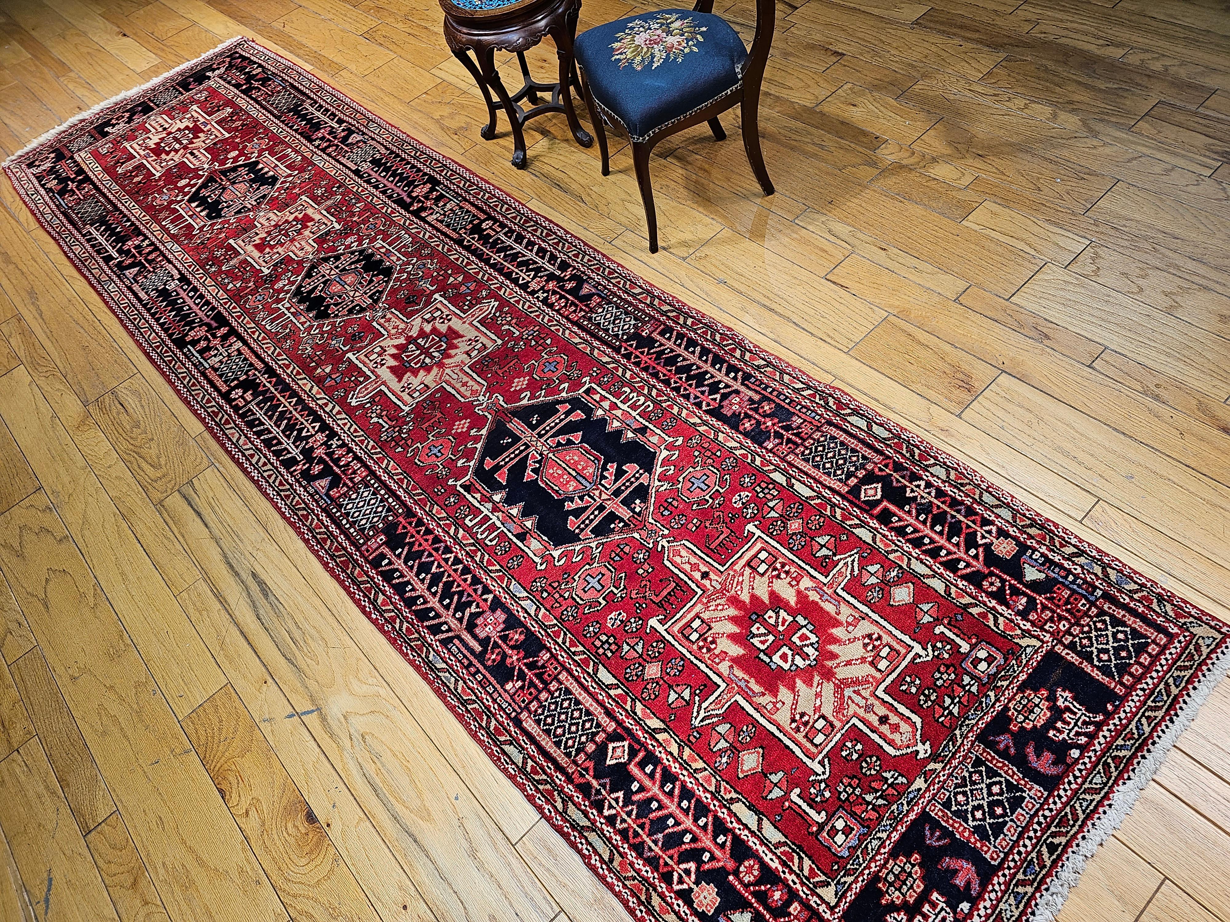 Début du 20e siècle, chemin de table persan Heriz long et large en vente 8