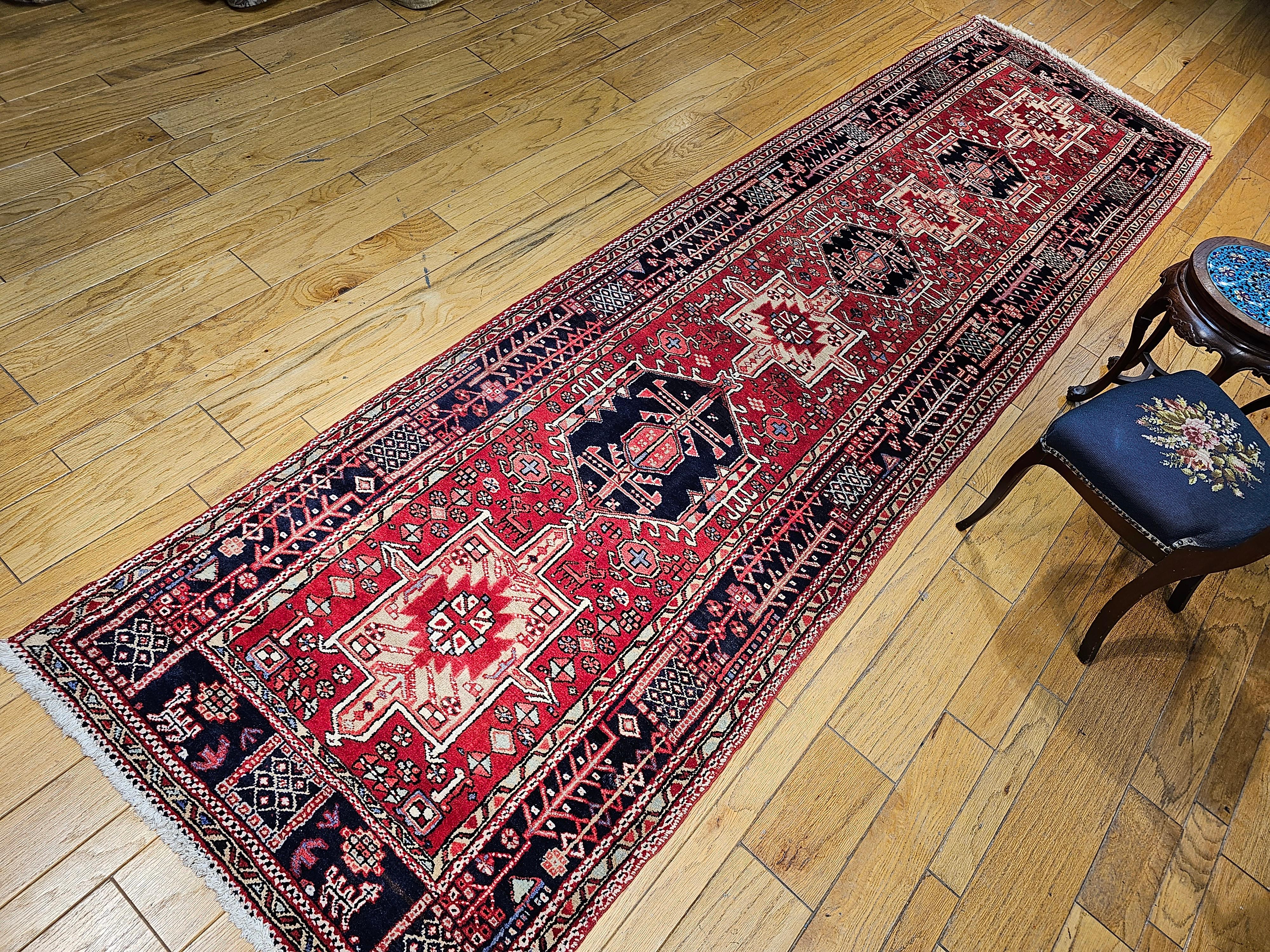 Début du 20e siècle, chemin de table persan Heriz long et large en vente 9