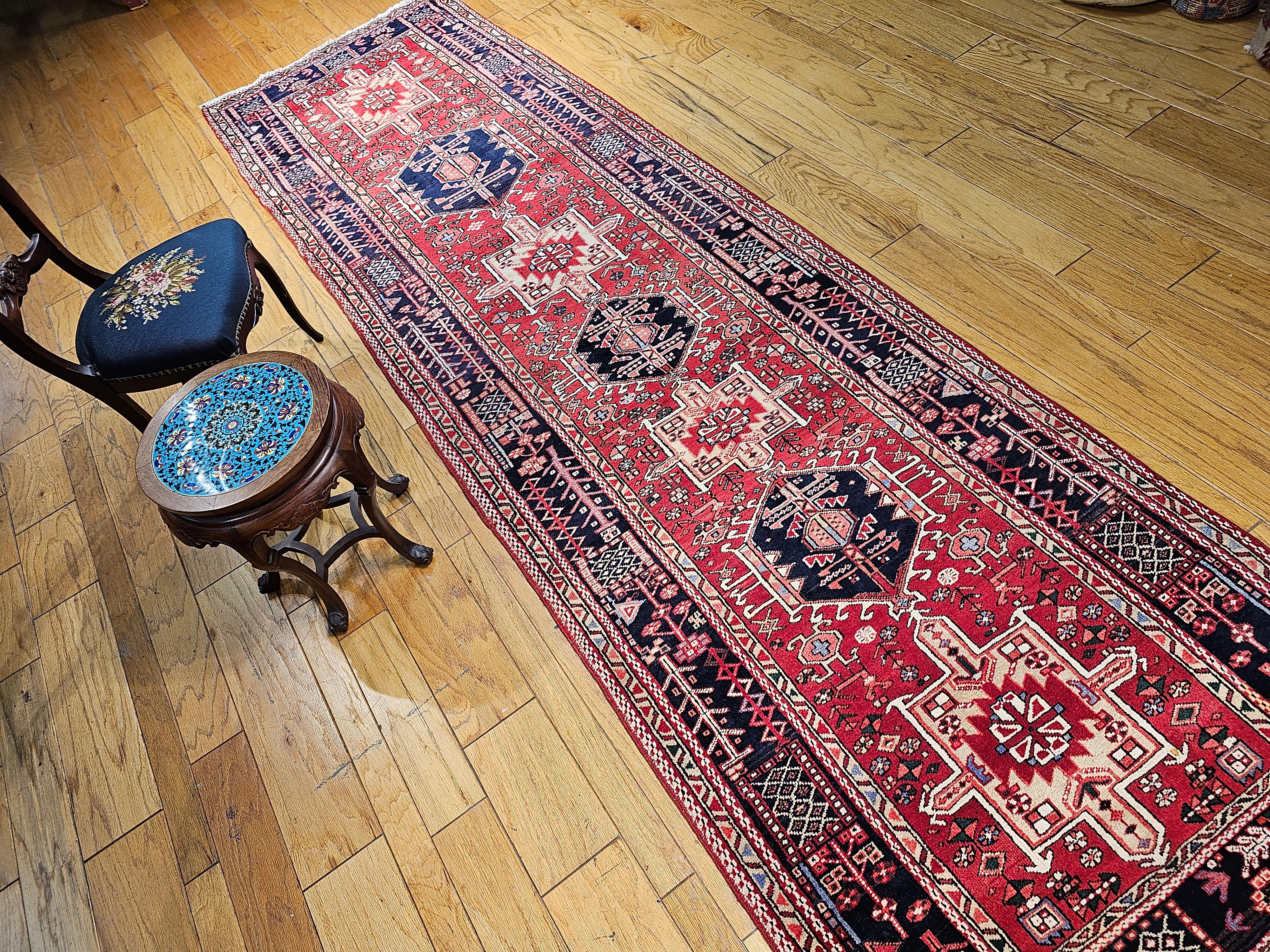 Début du 20e siècle, chemin de table persan Heriz long et large en vente 11