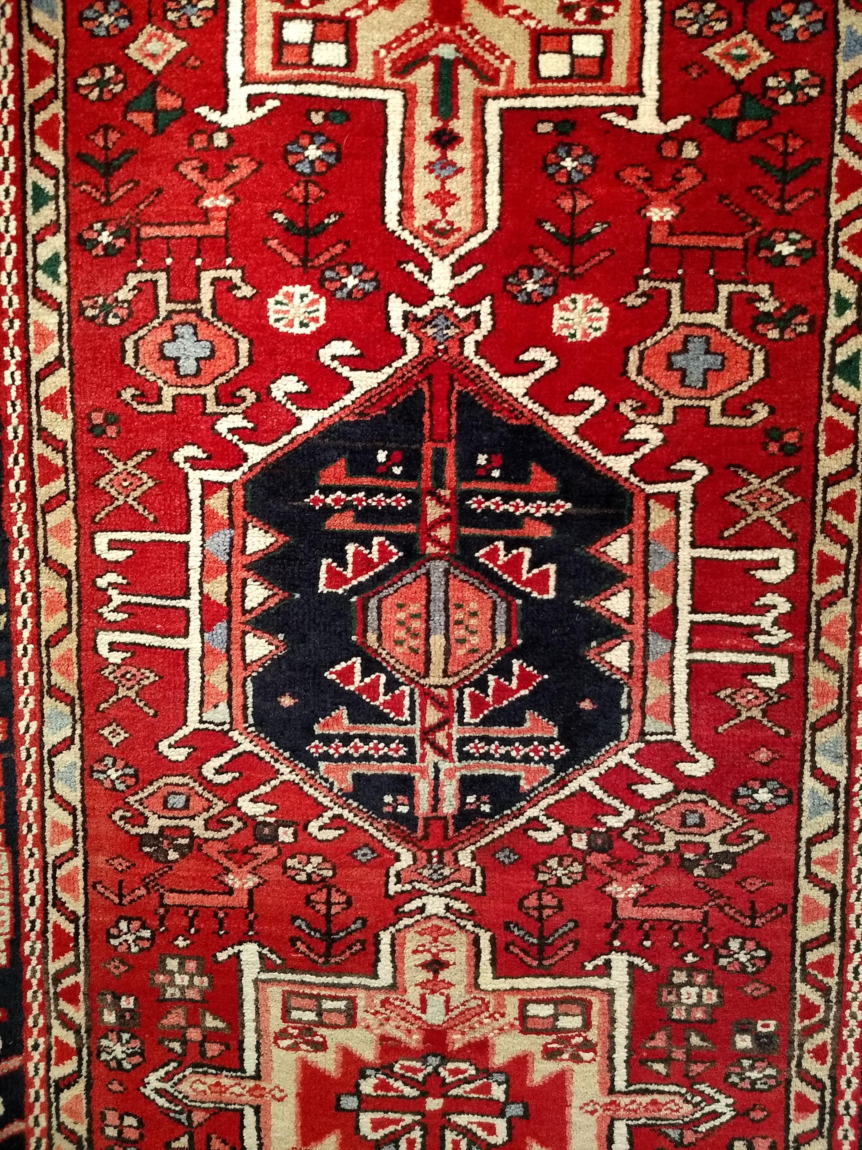 Début du 20e siècle, chemin de table persan Heriz long et large Bon état - En vente à Barrington, IL