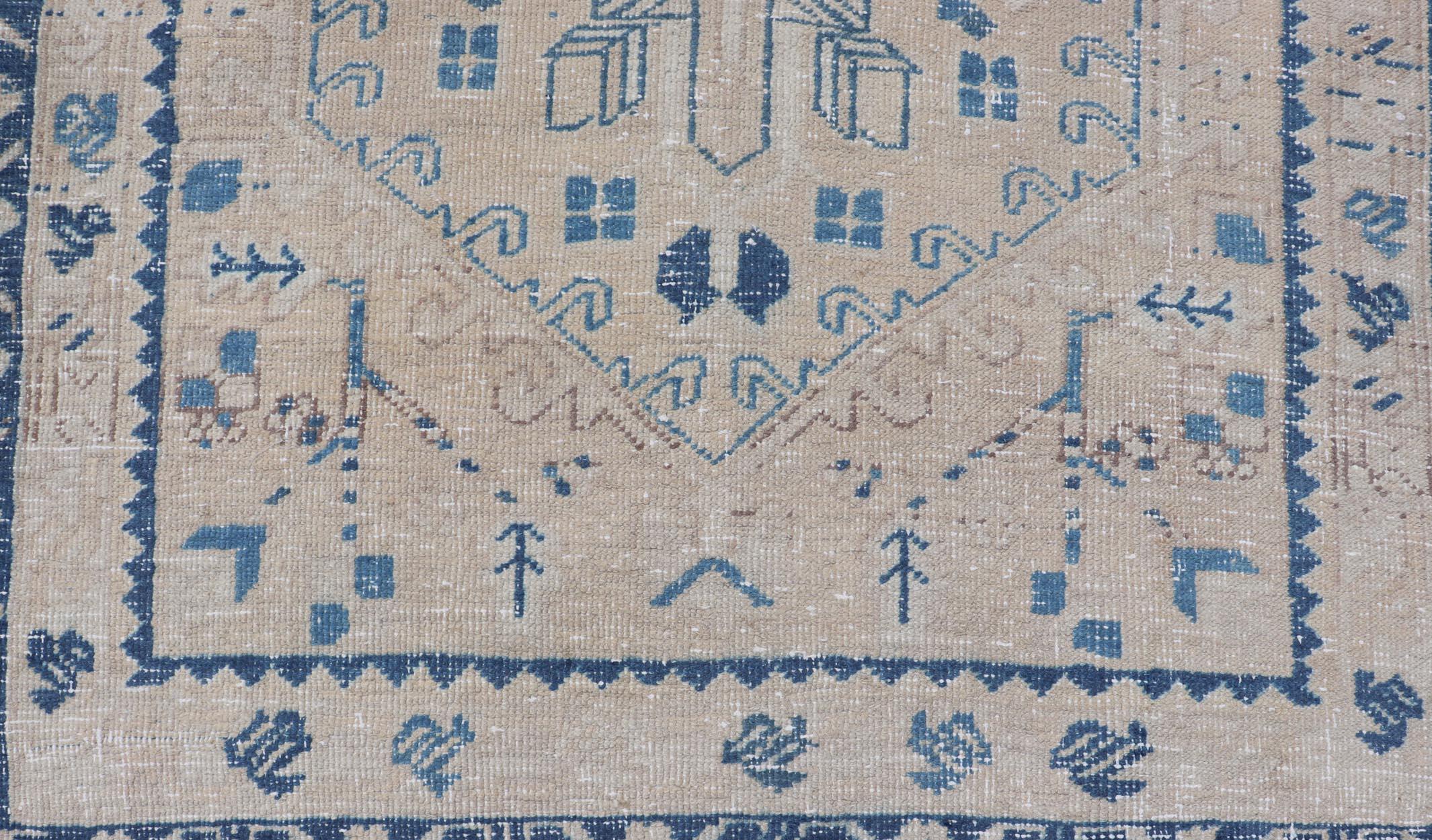 Tapis de course vintage persan Heriz avec des médaillons en brun clair, tan et bleu varié. Tapis Keivan Woven Arts CRV-10056887, pays d'origine / type : Iran / Heriz, vers le milieu du 20e siècle
Mesures : 3'4 x 9'7 

Ce magnifique tapis persan du