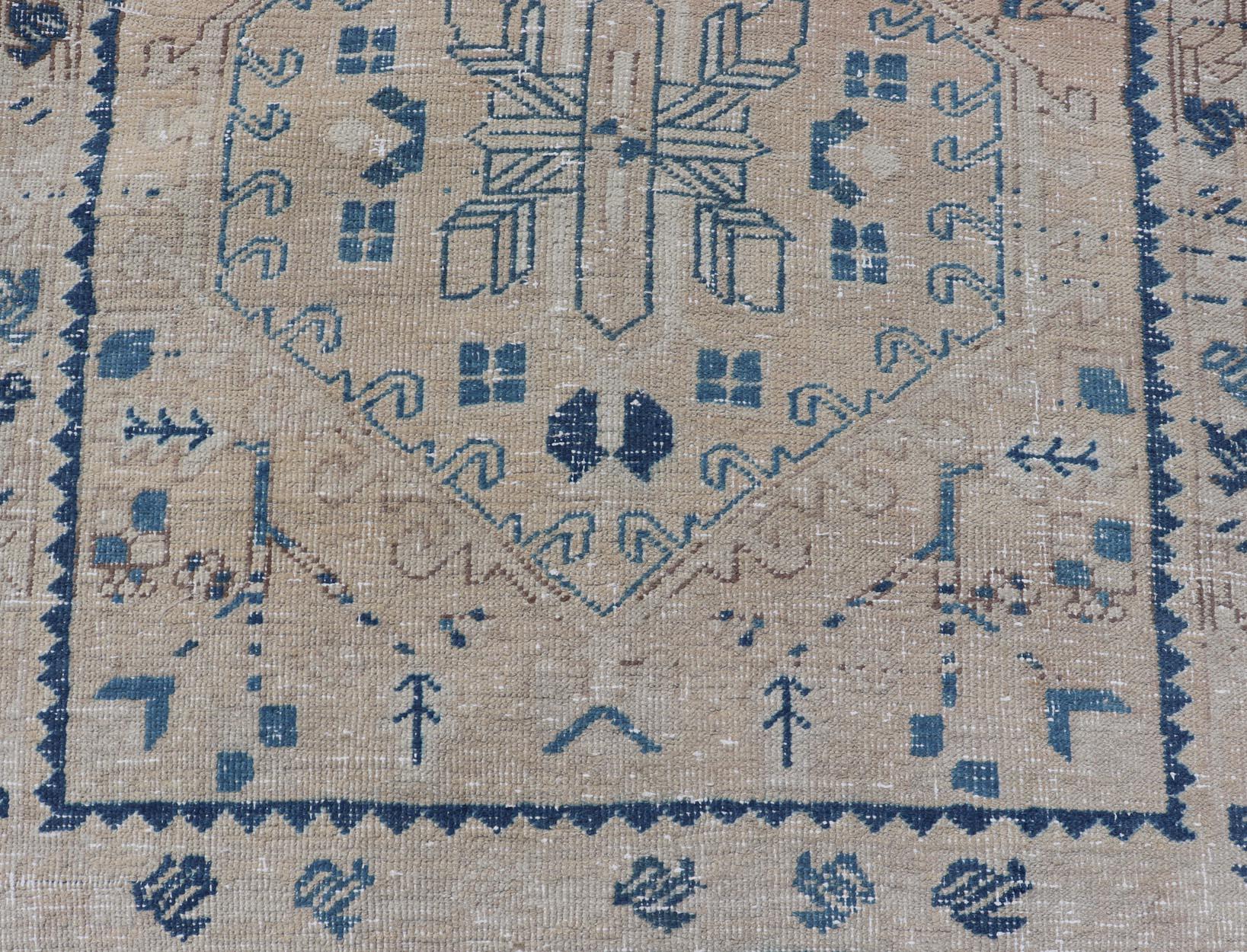 Heriz Serapi Chemin de table persan Heriz Vintage avec médaillons en Tan, Light Brown et Blue en vente