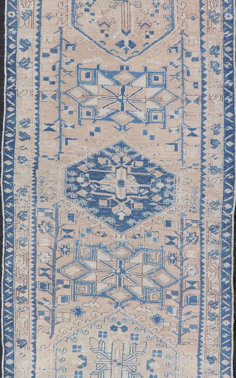 Noué à la main Chemin de table persan Heriz Vintage avec médaillons en Tan, Light Brown et Blue en vente
