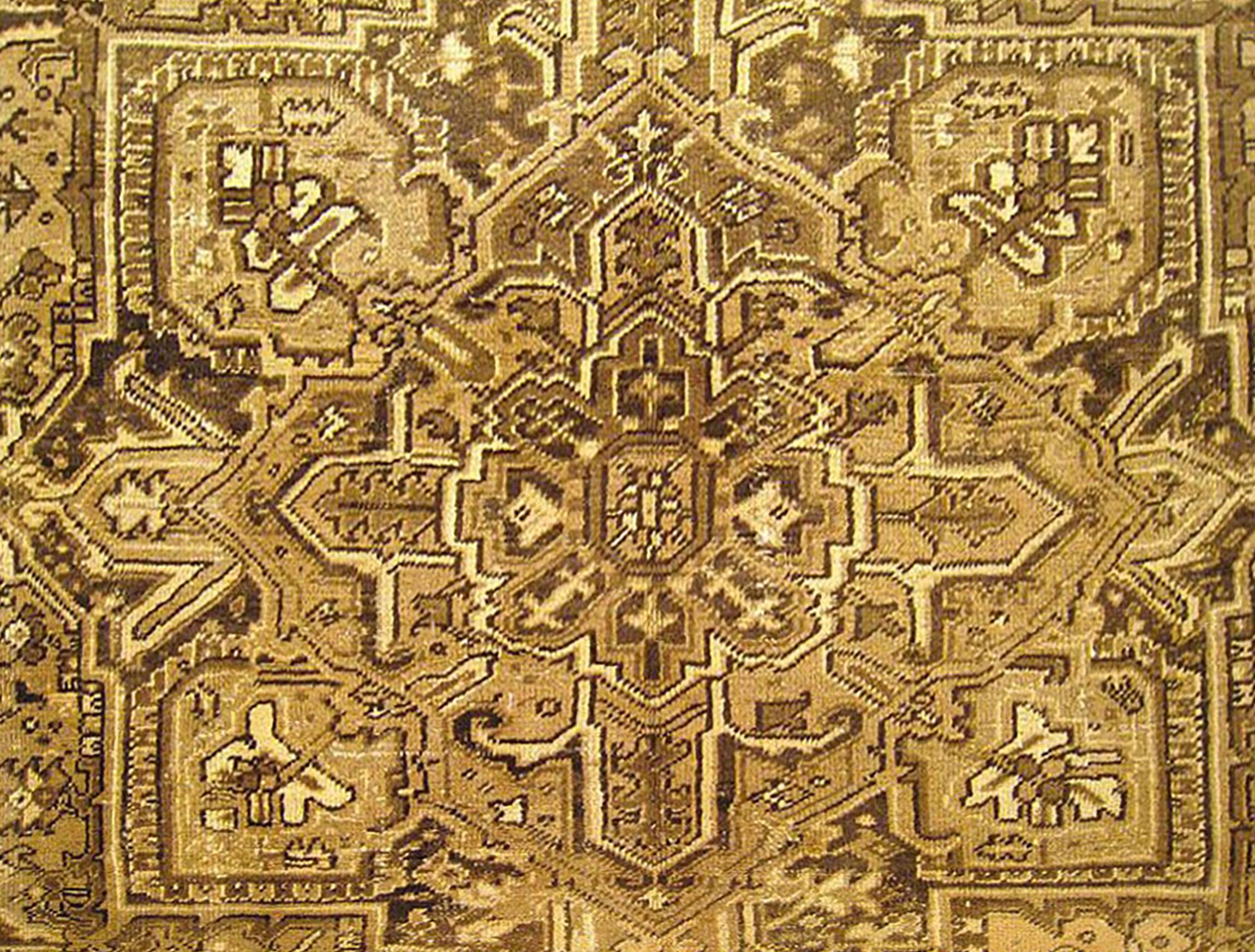 Alfombra Oriental Vintage Persa Heriz, Tamaño Habitación, Con Medallón Central en Bueno estado para la venta en New York, NY