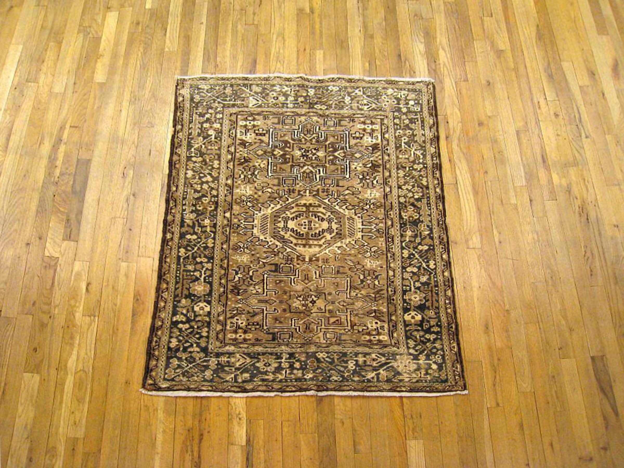 Vintage Persian Heriz Oriental rug, Small size

A vintage Persian Heriz oriental rug, size 4'5