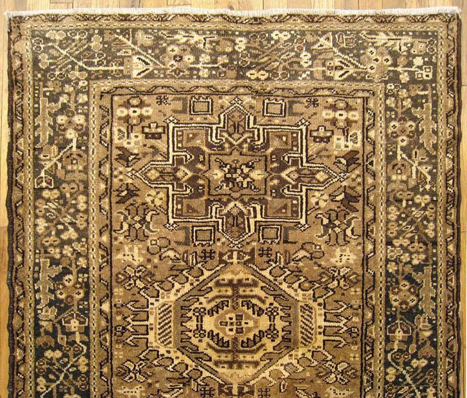 Persischer Heriz- orientalischer Vintage-Teppich, klein, mit mehreren Medaillons im Zustand „Gut“ im Angebot in New York, NY