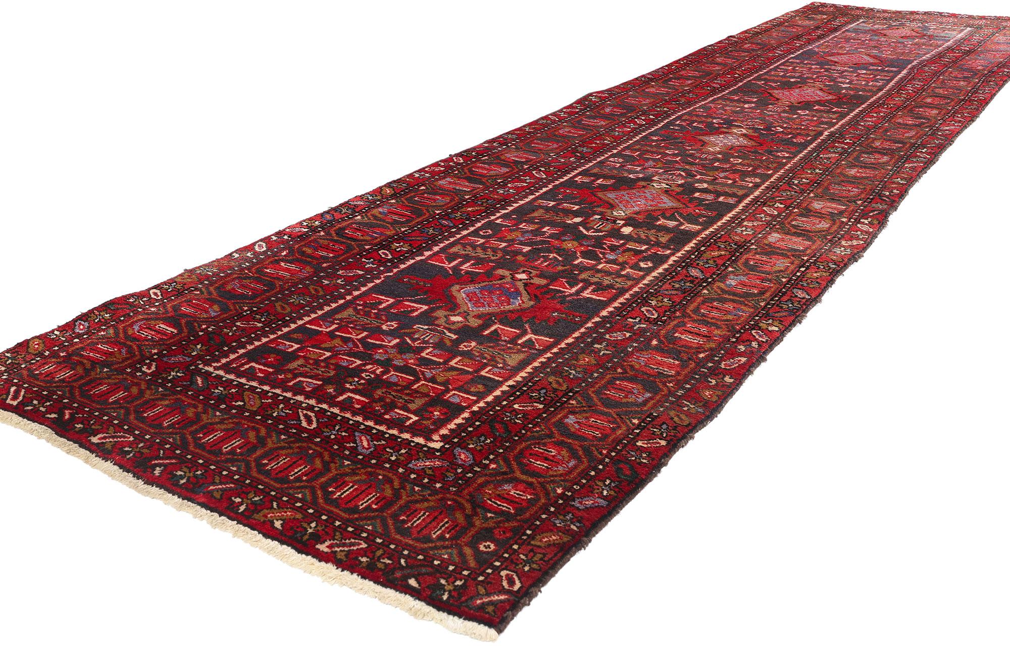 78917 Vintage Persian Heriz Rug Runner, 03'06 x 13'10. Dieser handgeknüpfte persische Heriz-Teppich aus Wolle im Vintage-Stil ist ein fesselnder Ausdruck persischer Kunstfertigkeit, der mit seinen komplizierten geometrischen Mustern und leuchtenden
