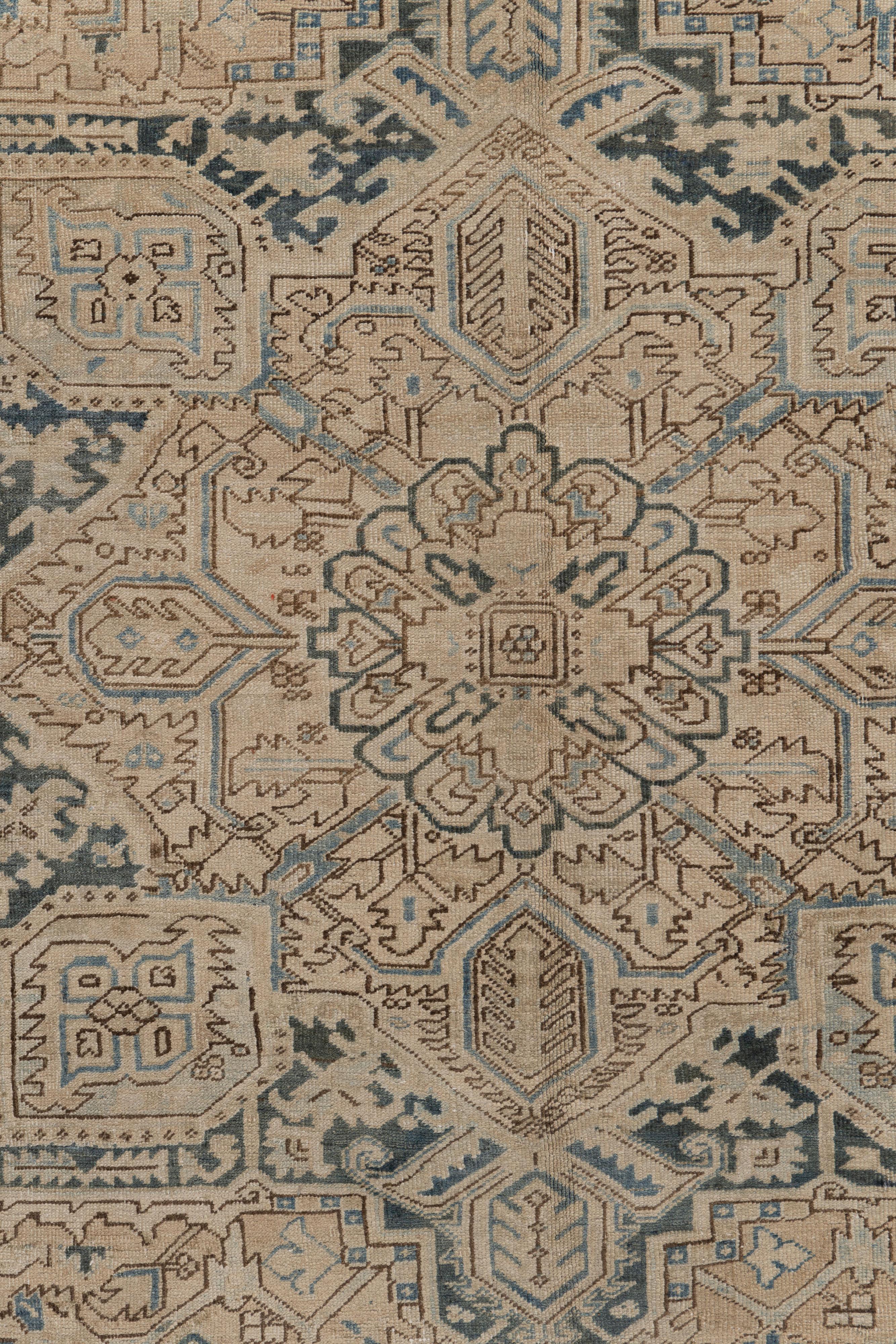 Tapis Persan Vintage Heriz 10'7 X 13'9. Aussi à la mode qu'ils sont collectionnables, les luxueux tapis traditionnels Heriz sont habilement tissés dans des couleurs vibrantes et des motifs géométriques emphatiques. Le district de Heriz, dans le