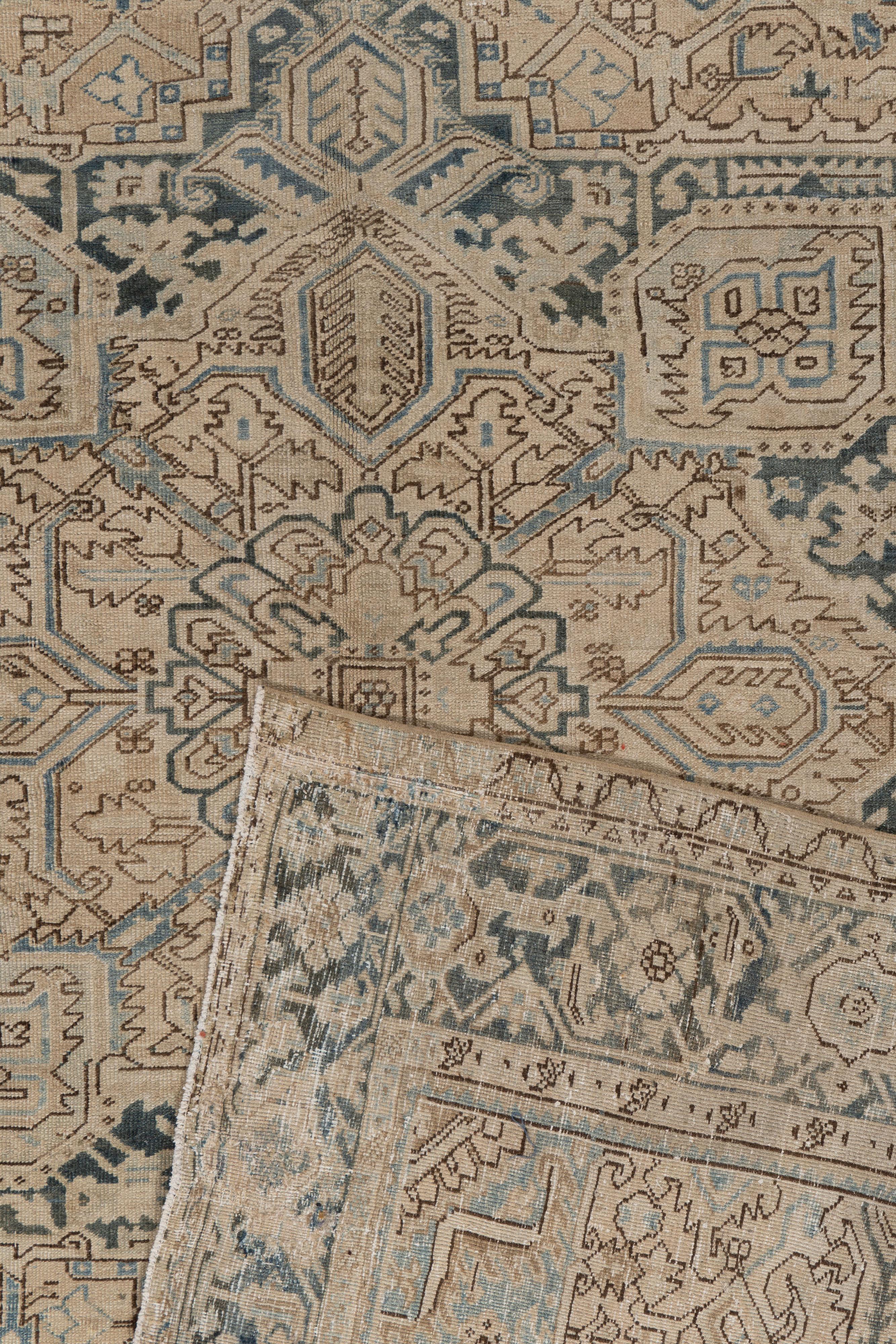 Vintage circa1940 Persian Heriz Hand Knotted Wool Rug with Medallion 10'7 x 13'9 In Good Condition For Sale In New York, NY