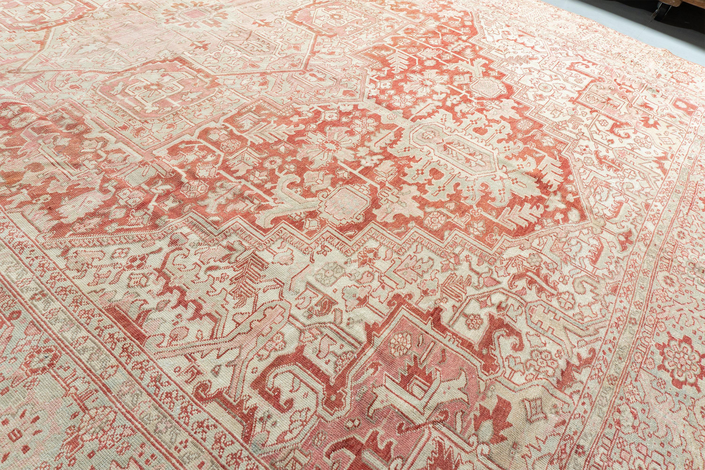 11'4 x 15'9. Die traditionellen Heriz-Teppiche, die sowohl modisch als auch sammelwürdig sind, werden gekonnt in leuchtenden Farben und betont geometrischen Mustern gewebt. Im Heriz-Distrikt im Nordwesten Persiens werden seit über einem Jahrhundert