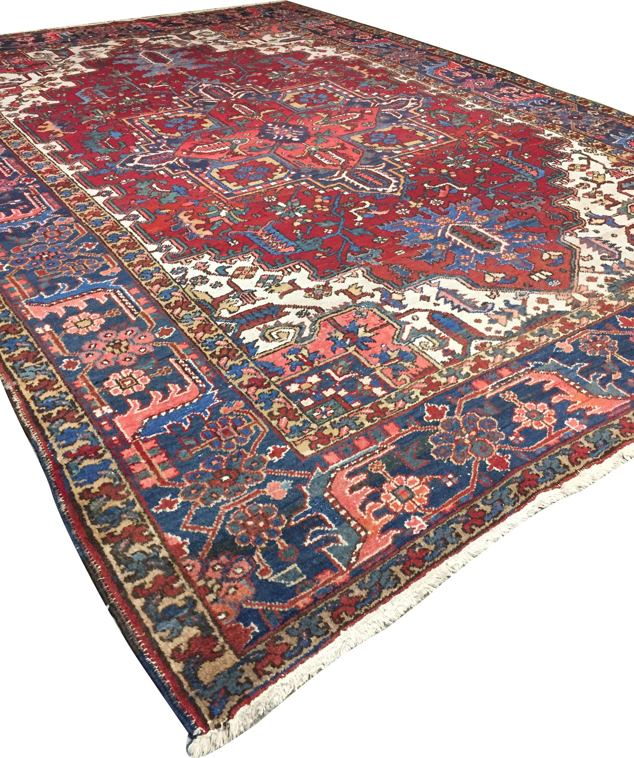 Tappeto persiano vintage Heriz 8'1 X 11'5. Tanto alla moda quanto da collezione, i tradizionali tappeti Heriz di lusso fatti a mano sono abilmente intrecciati in colori vivaci e con enfatici disegni geometrici. Nel distretto di Heriz, nella Persia