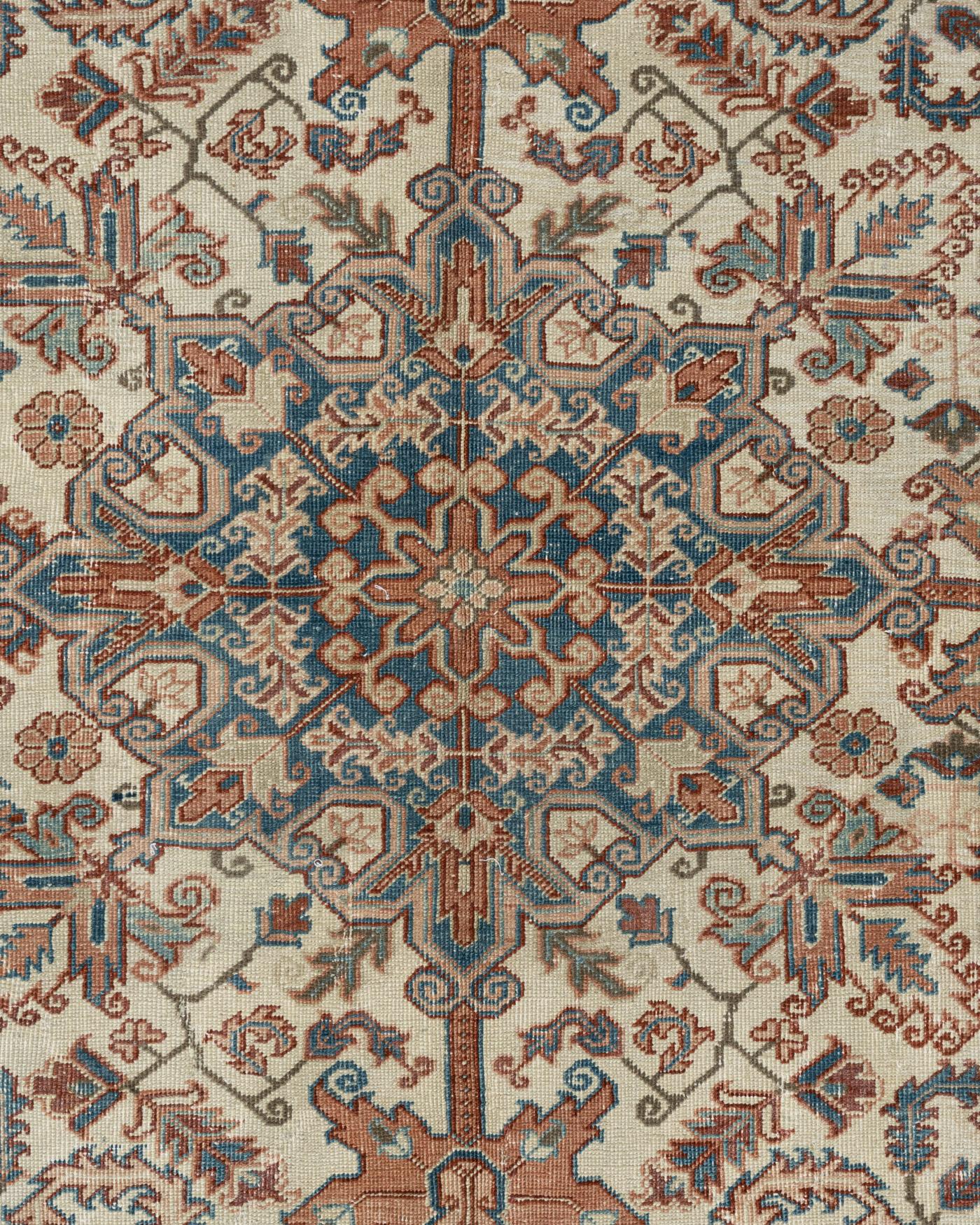 Tappeto persiano vintage Heriz 8'8 x 11'. Ora questo lussuoso tappeto non è solo un oggetto da collezione, ma anche così alla moda! I tappeti tradizionali Heriz sono abilmente tessuti con colori vivaci e splendidi disegni geometrici. Nel distretto