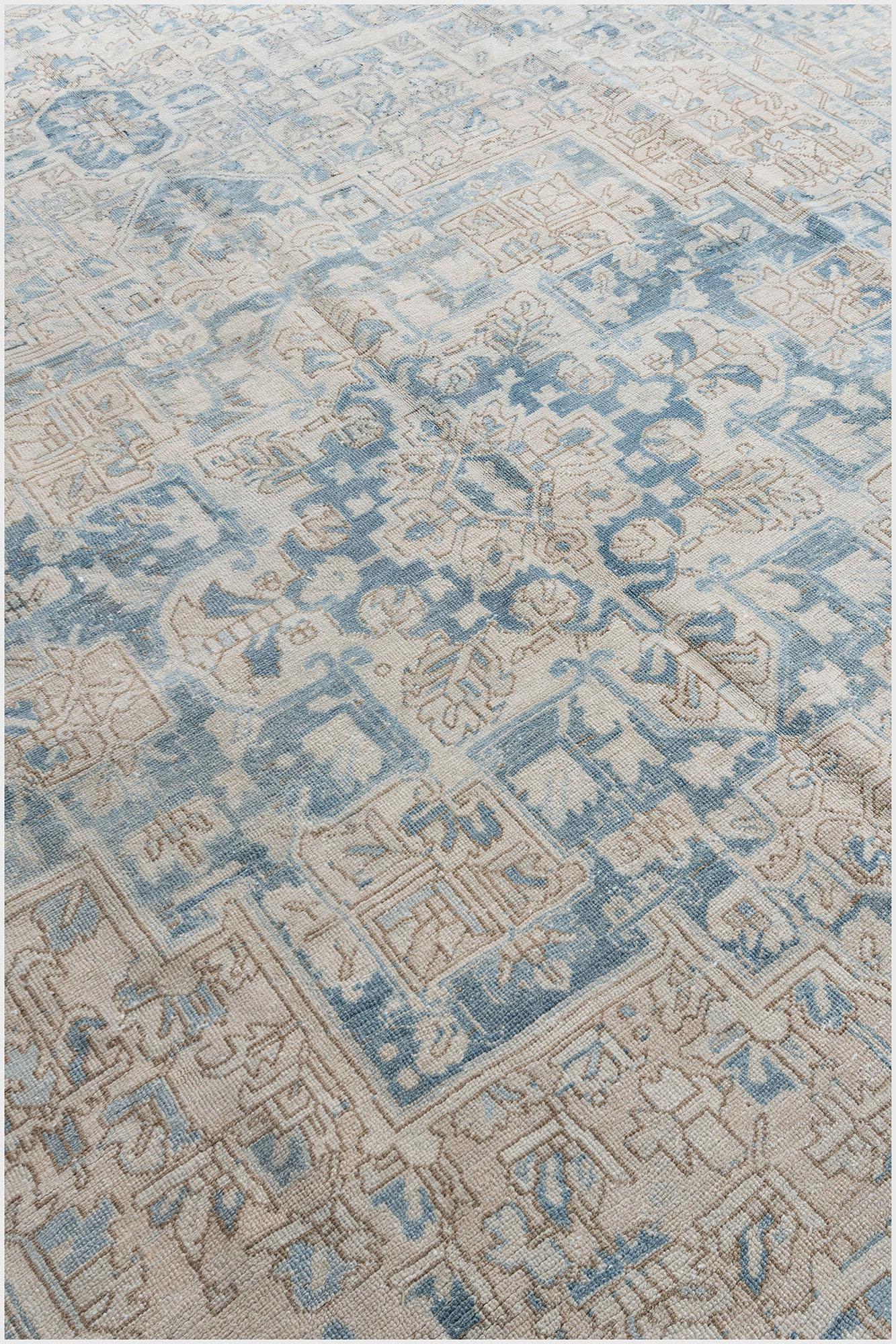 Tappeto persiano vintage Heriz 9'8 X 12'10. Nel distretto di Heriz, nella Persia occidentale, si tessono tappeti da oltre un secolo, con disegni geometrici e tonalità che vanno dal tenue al saturo. I layout a medaglione sono di gran lunga i più