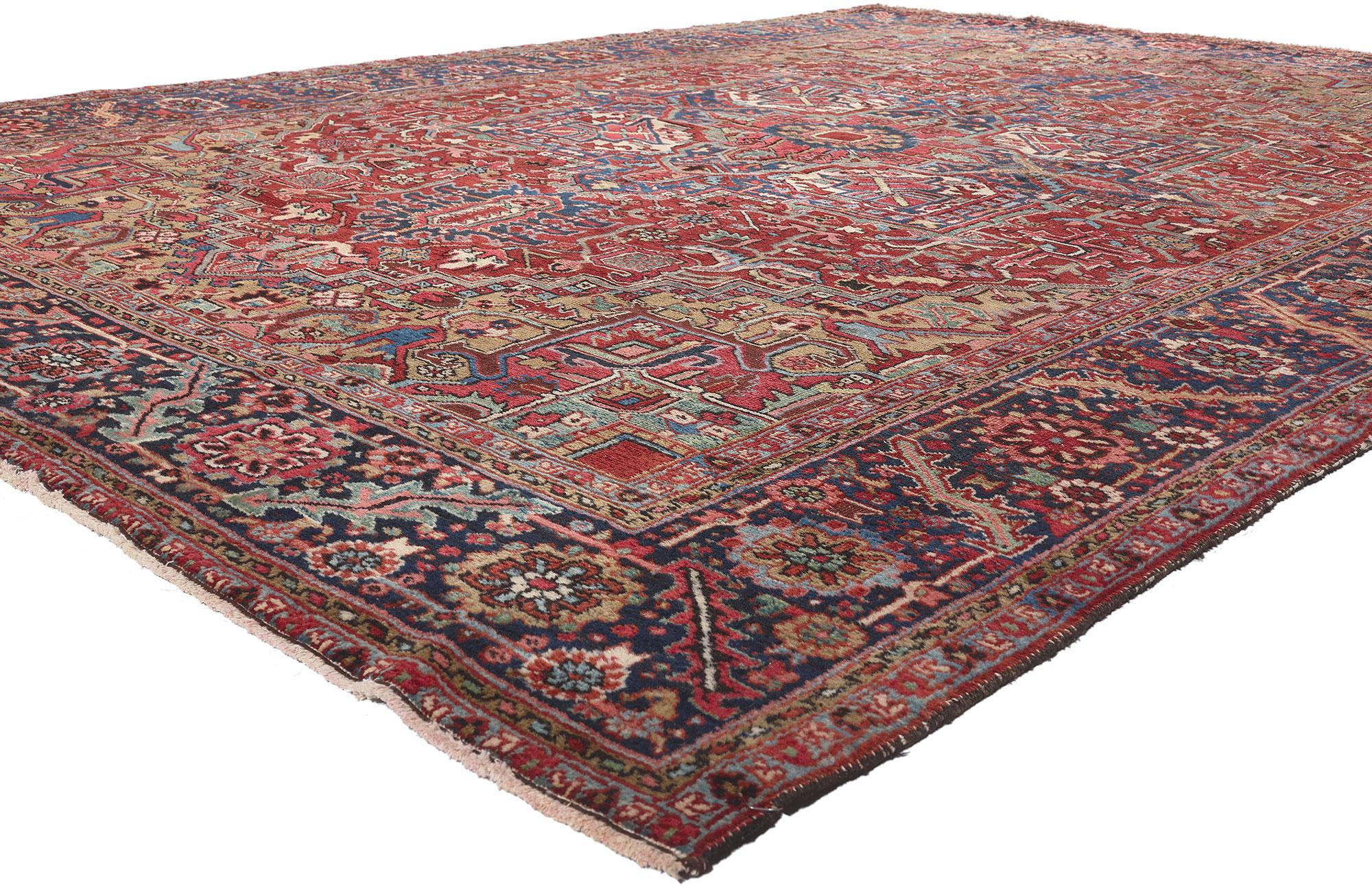 78607 Tapis persan Vintage Heriz, 09'01 x 11'11. 
Chic et polyvalent, avec des détails distinctifs et une texture somptueuse, ce tapis persan Heriz vintage charme avec aisance. Le design géométrique frappant et la palette de couleurs raffinées