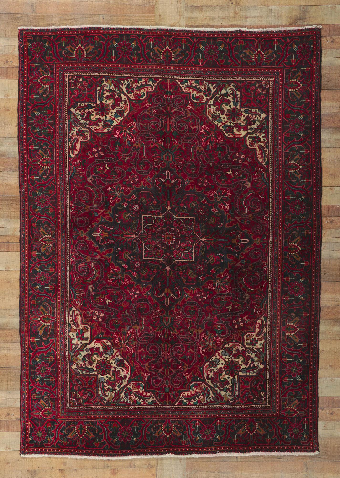 Vintage Persian Heriz Rug, Effortlessly Chic and Versatile For Sale 1