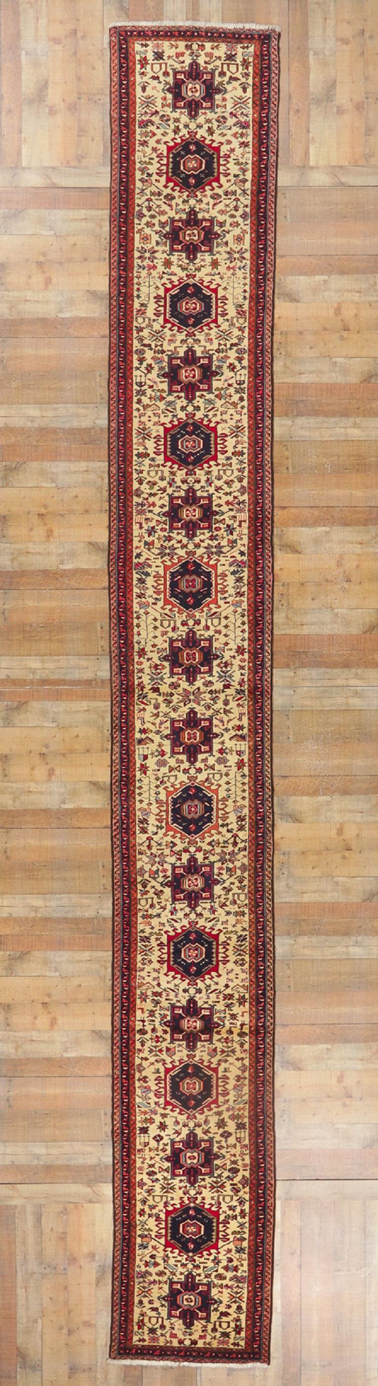 Vintage Ivory Persian Heriz Rug  For Sale 1