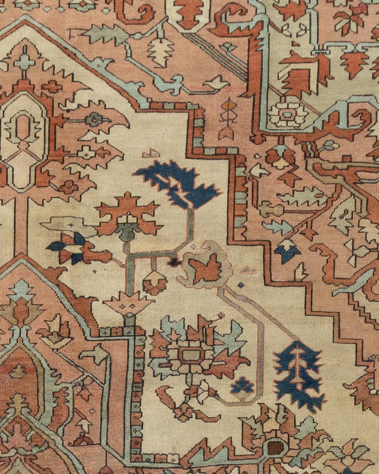 Tapis persan antique Heriz 9'3 x 13'5. Les tapis traditionnels Heriz, qui sont à la fois à la mode et de collection, sont habilement tissés dans des couleurs vibrantes et des motifs géométriques emphatiques. Le district de Heriz, dans le nord-ouest