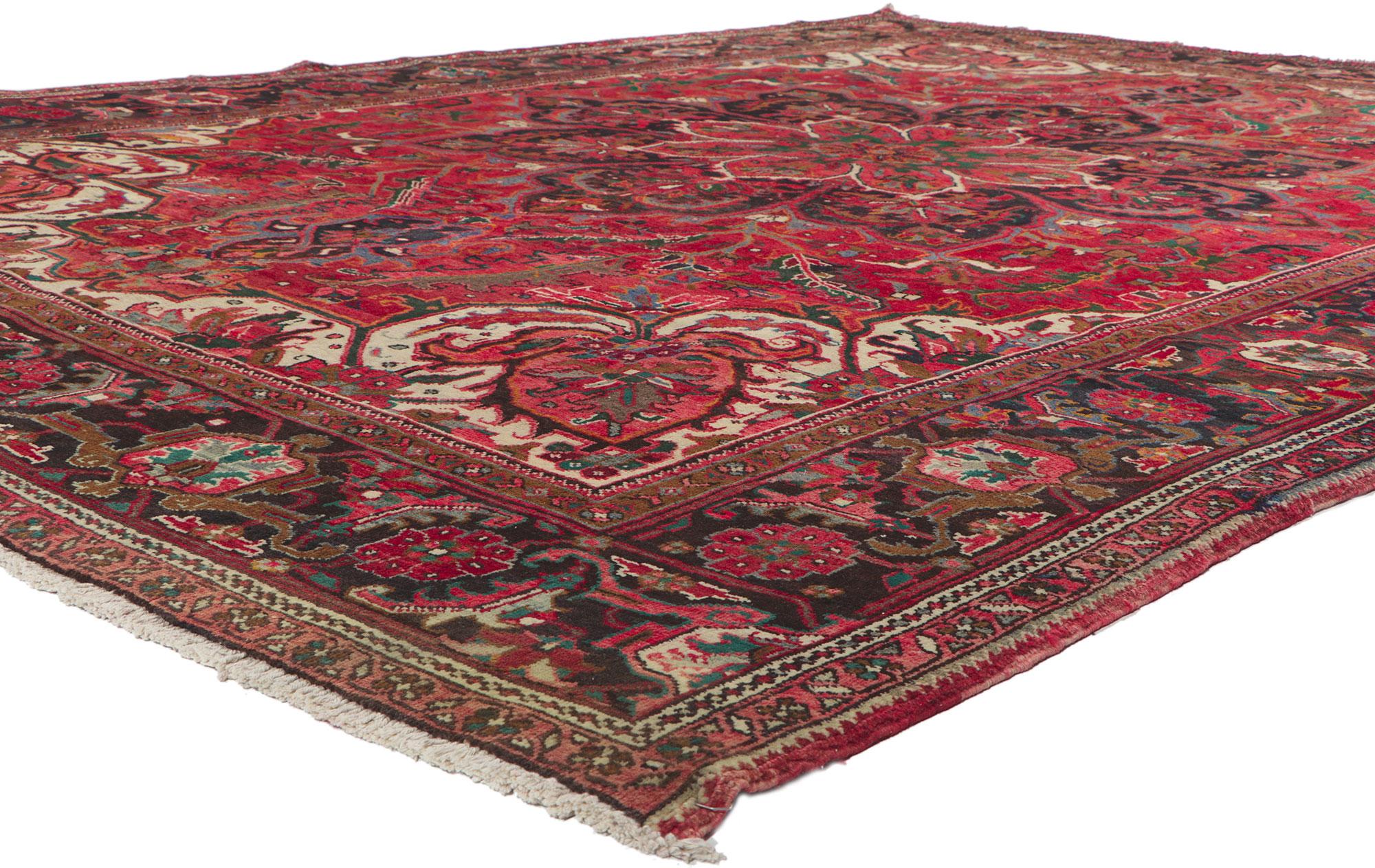 61171 Tapis persan Vintage Heriz, 09'05 x 12'05. Chaleureux et accueillant avec un style classique, ce tapis persan Heriz vintage en laine nouée à la main charme avec aisance. Le champ rouge abrasé présente un médaillon octogonal concentrique