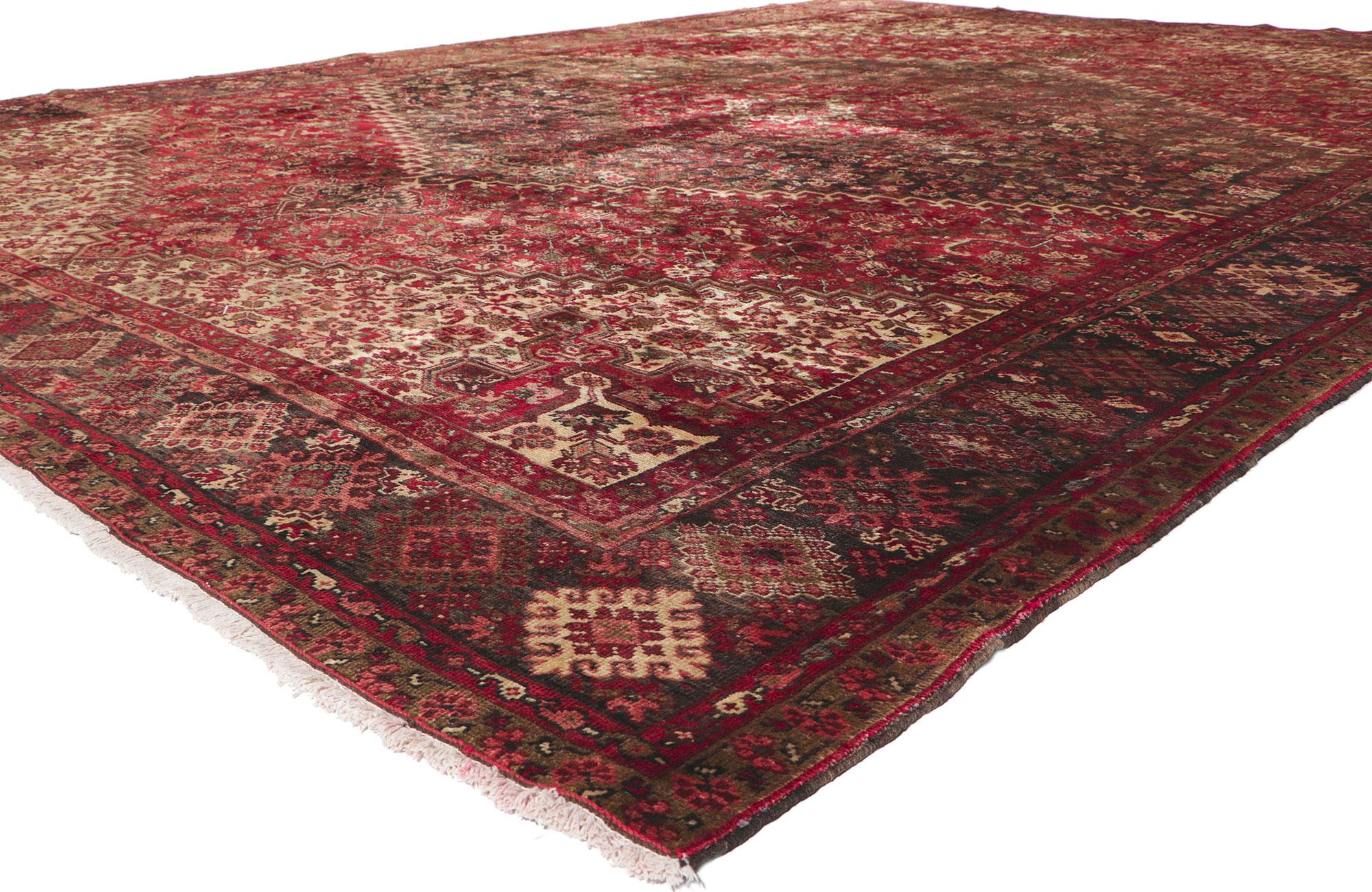 61196 Tapis Persan Vintage Heriz, 11'05 x 14'11. Chaleureux et accueillant dans un style classique, ce tapis Heriz persan vintage en laine noué à la main charme par sa simplicité. Le champ rouge abrasé présente un médaillon concentrique entouré d'un