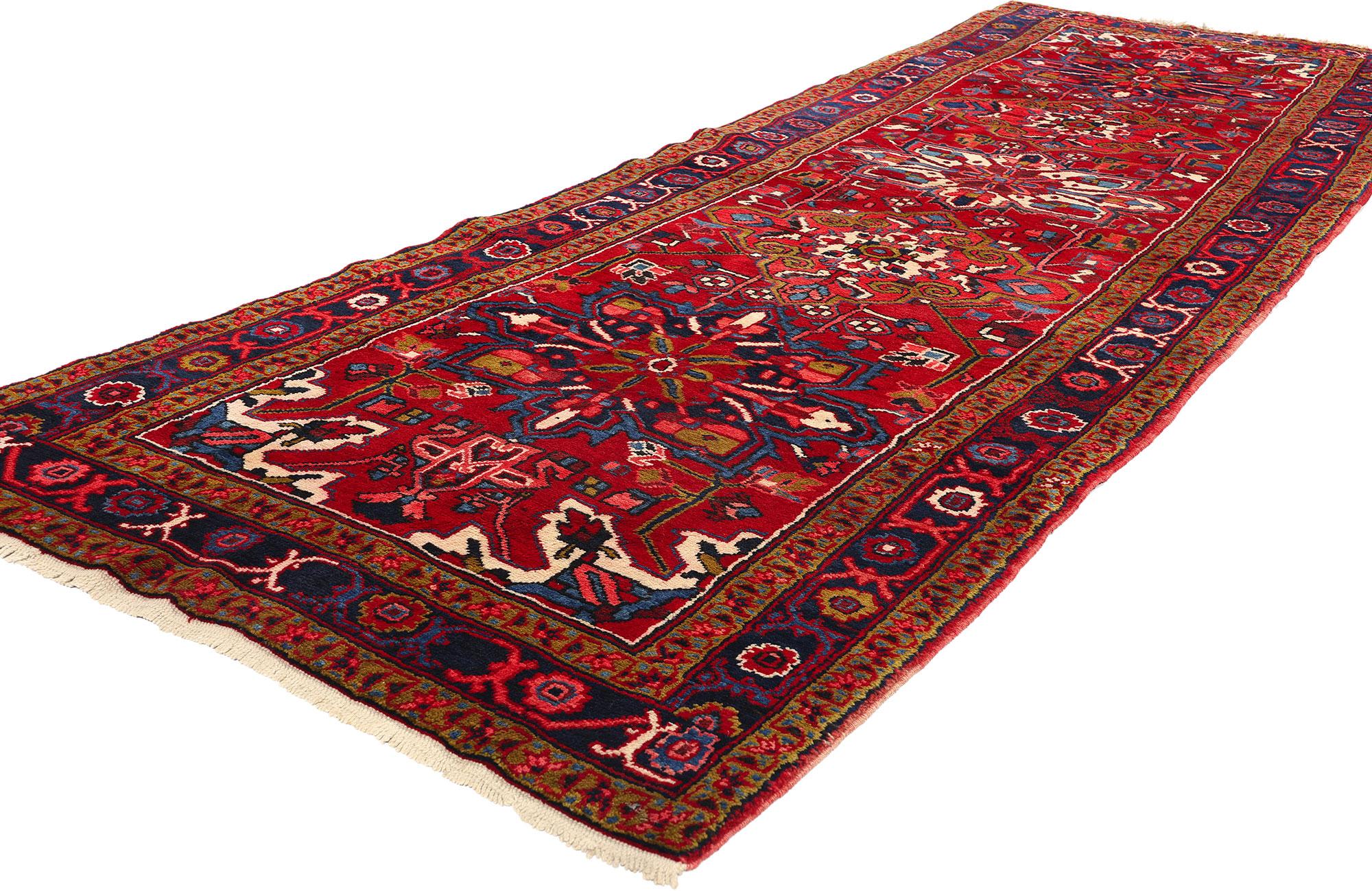 60247 Tapis persan vintage Heriz Runner, 03'09 x 11'06. Les chemins de tapis persans Heriz sont un type spécifique de tapis Heriz, de format long et étroit, idéal pour décorer les couloirs, les escaliers et les autres espaces étroits de la maison.
