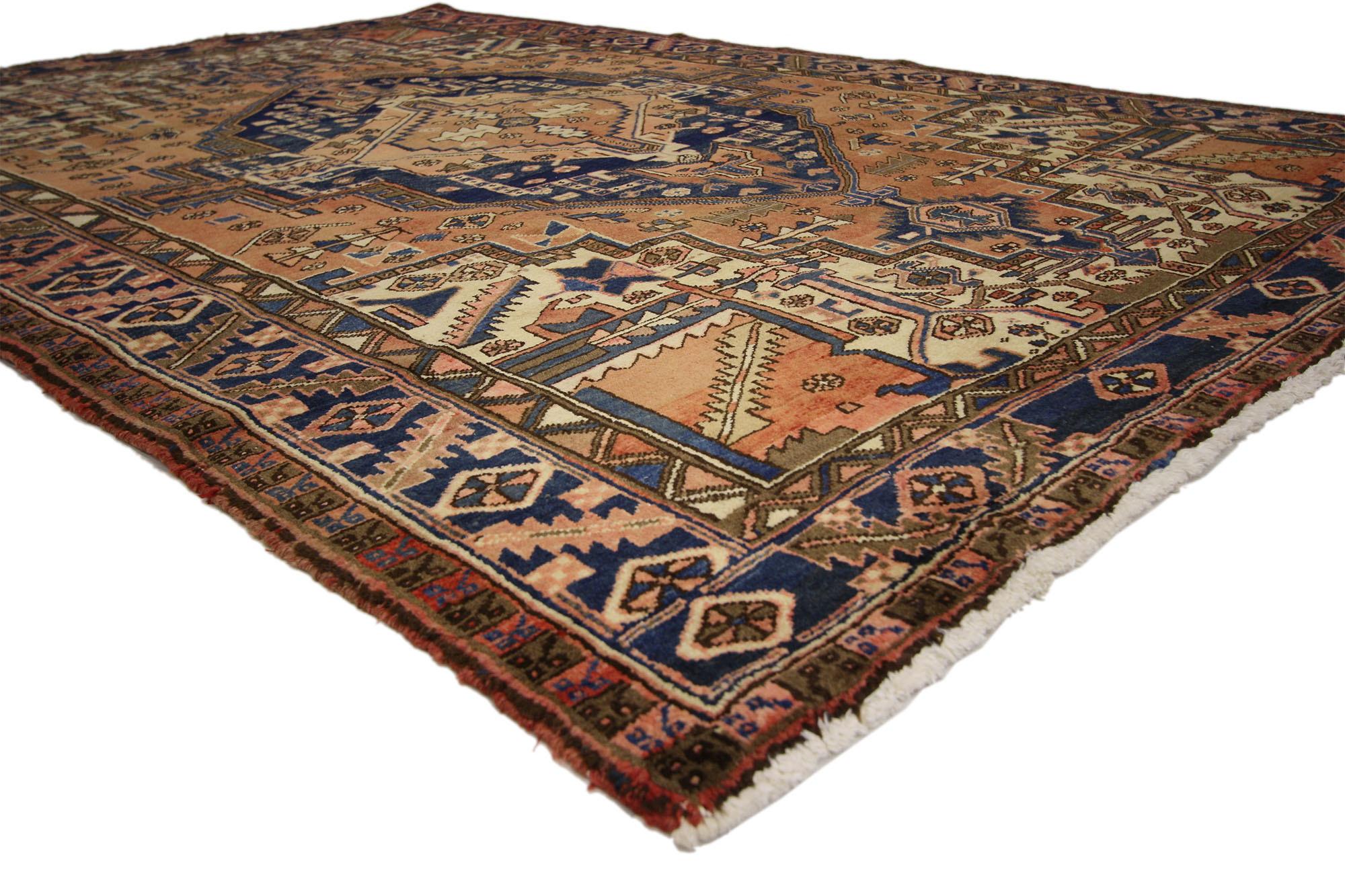 75552 Vintage Persian Heriz Rug, 06'06 x 09'04. Antike gewaschene persische Heriz-Teppiche sind eine spezielle Kategorie von Heriz-Teppichen, die einem einzigartigen Waschverfahren unterzogen werden, um die Farben weicher zu machen. Diese