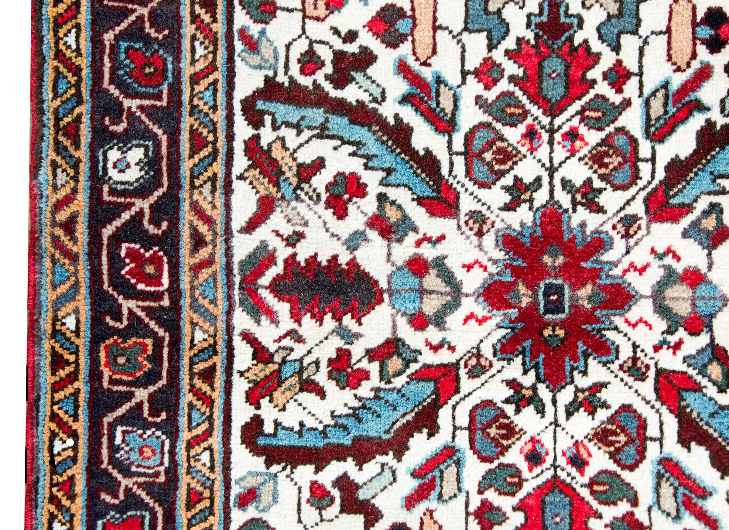 Vintage Persian Heriz Rug In Good Condition For Sale In Chicago, IL