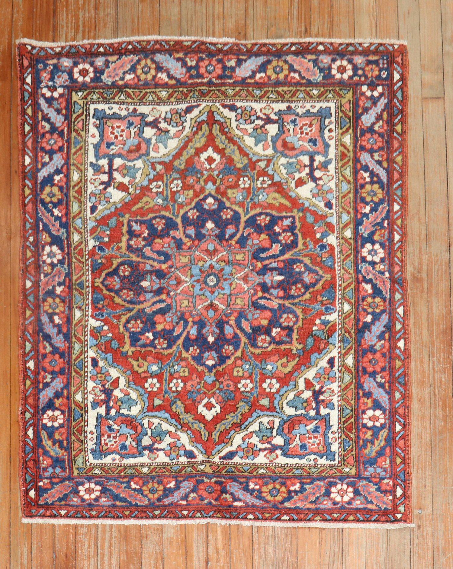 Ein kleiner quadratischer persischer Heriz-Teppich aus der Mitte des Jahrhunderts mit traditionellen Farben.

Maße: 3'4'' x 4'2''.